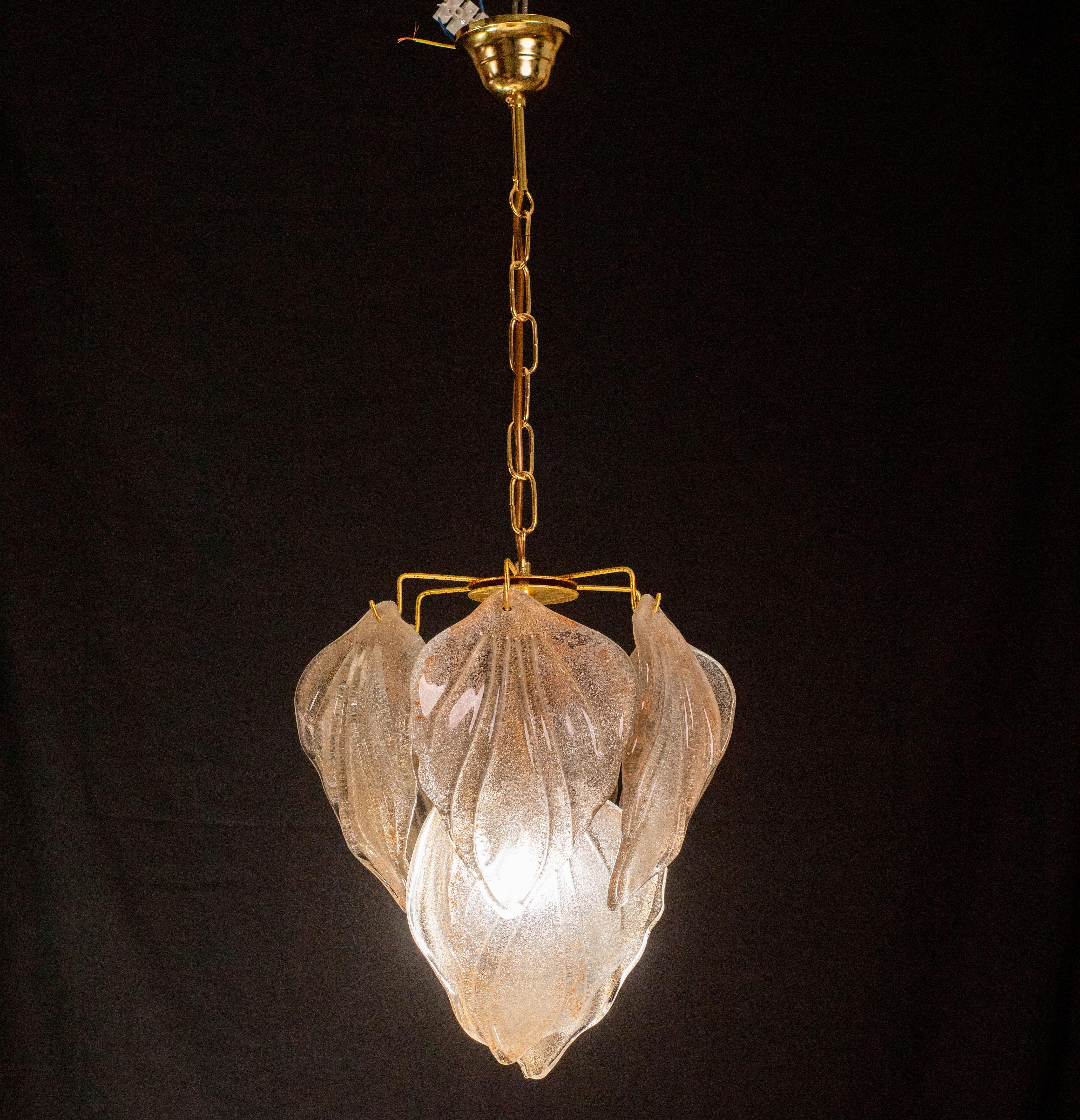 Stunning orange and pink chandelier from Murano, 1980.
The chandelier consists of 9 beautiful orange and trasparent leaves with granulated glass on two levels of turns.
The chandelier mounts a e14 lights, European standard, possible rewire for