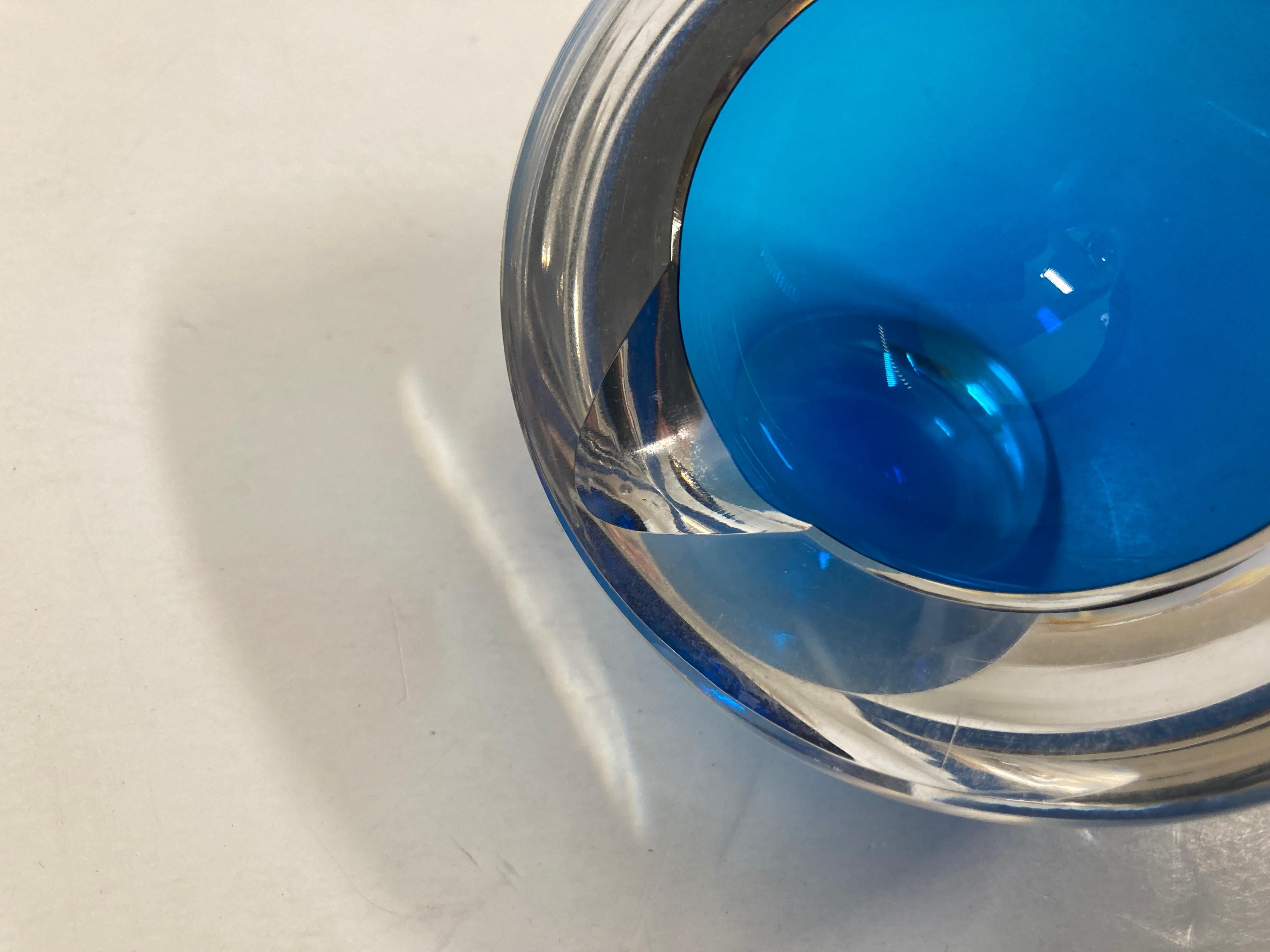 Cendrier vintage en verre d'art bleu orbe Sommerso de Murano Italie en vente 4