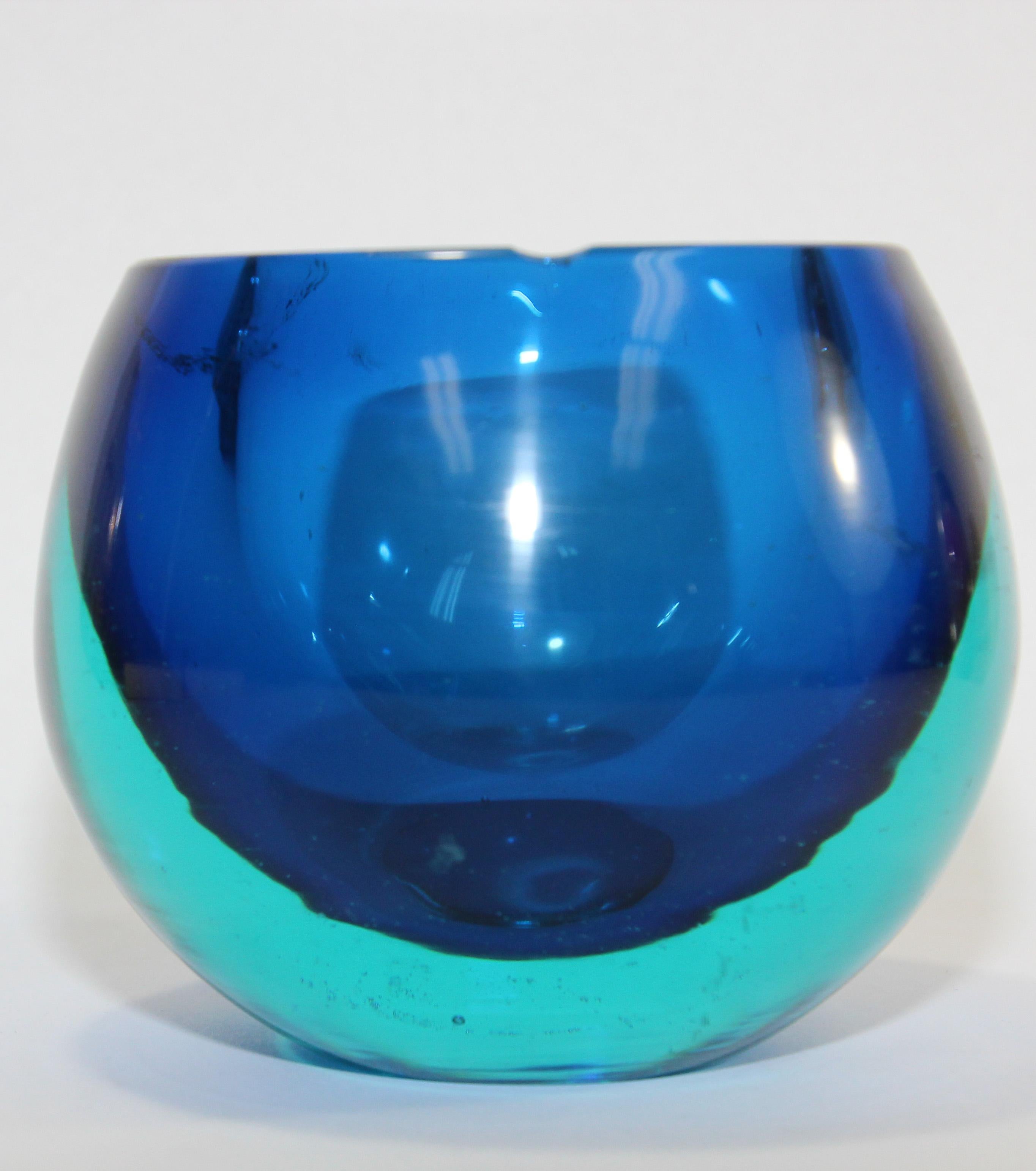Magnifique bol ou cendrier en verre d'art soufflé à la main de Murano Vénitien. 
Cendrier en verre d'art bleu de Murano Sommerso Cenedese.
Cendrier en verre épais dans un superbe design minimal.
Un très beau et important cendrier à cigarettes en