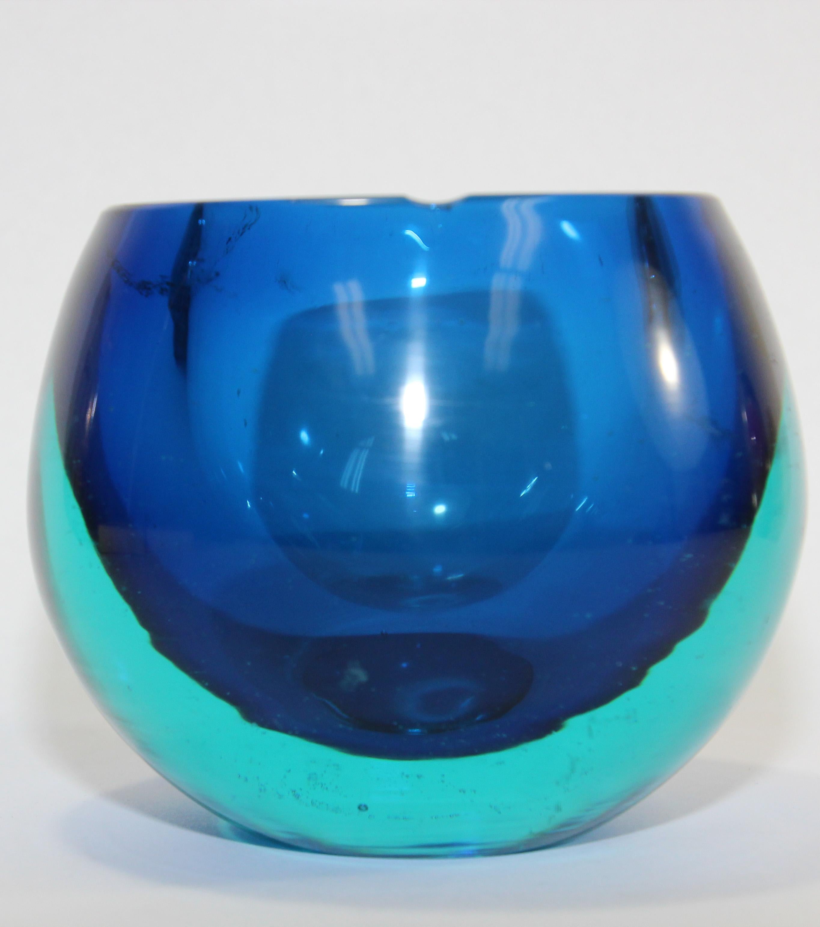 Splendida ciotola o posacenere vintage in vetro artistico soffiato a mano di Murano. 
Posacenere in vetro artistico italiano di Murano Glass Sommerso Cenedese con orbita blu.
Posacenere in vetro pesante con uno splendido design minimal.
Un