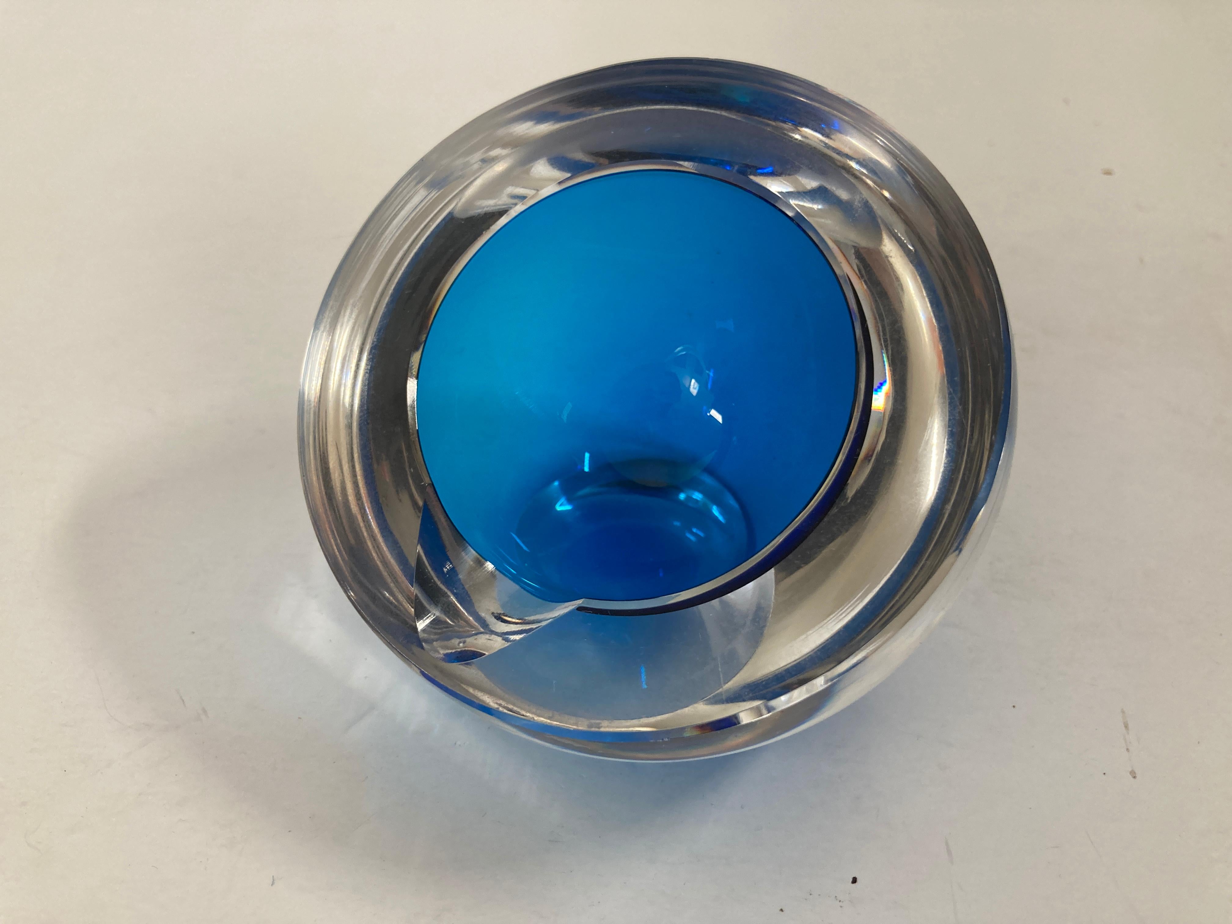 Postmoderne Cendrier vintage en verre d'art bleu orbe Sommerso de Murano Italie en vente