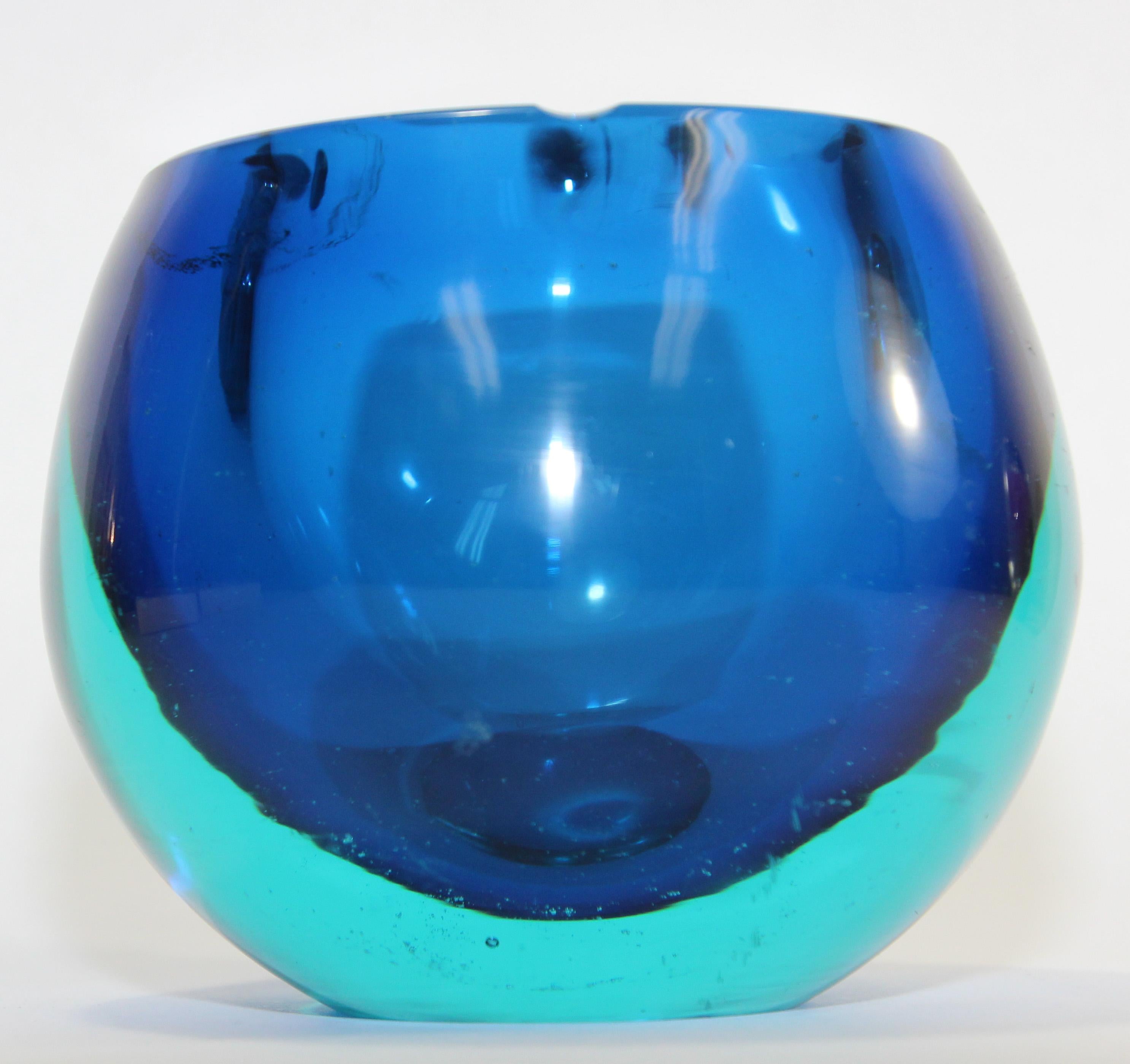 Postmoderne Cendrier vintage en verre d'art bleu orbe Sommerso de Murano en vente