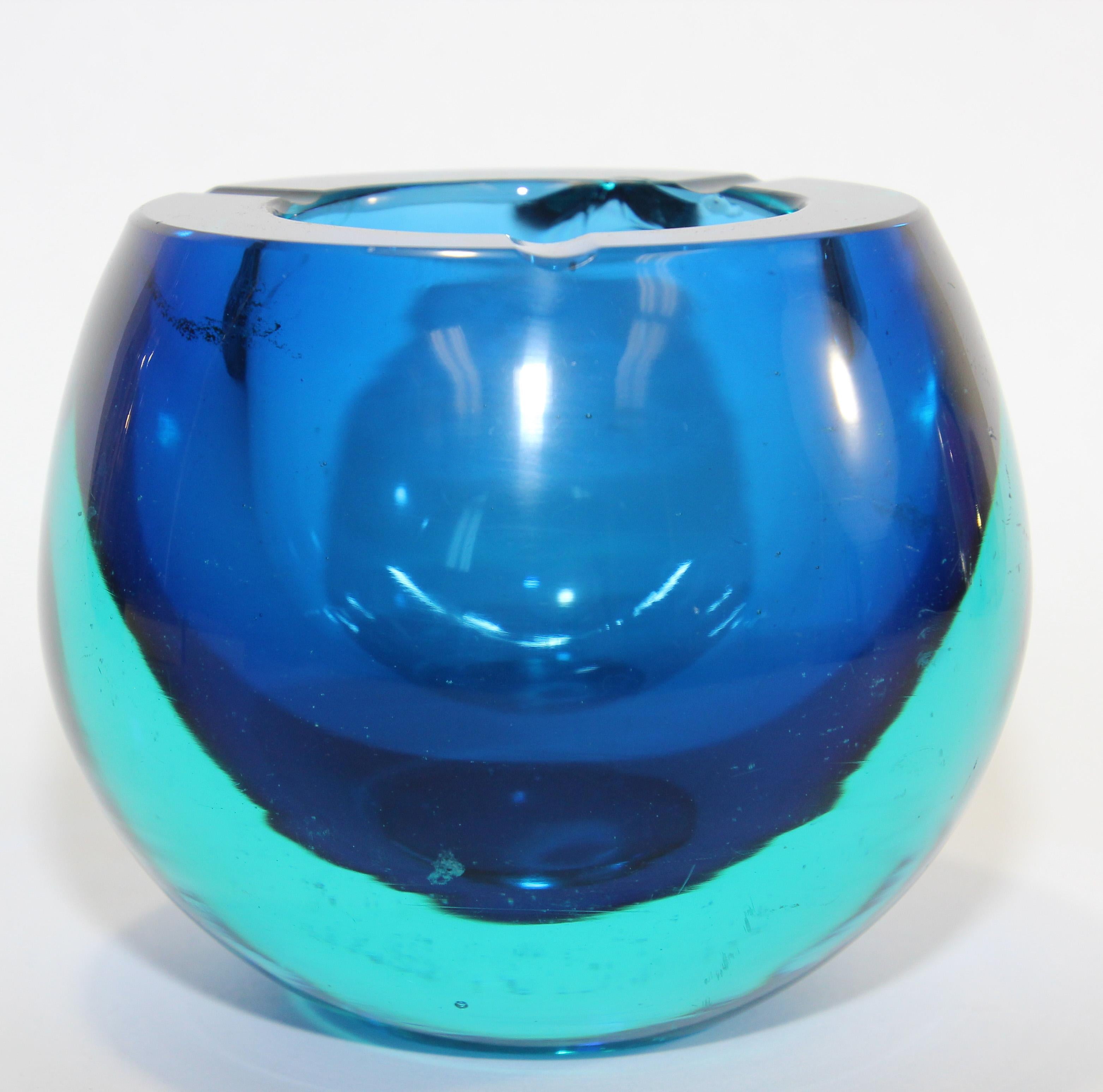 italien Cendrier vintage en verre d'art bleu orbe Sommerso de Murano en vente