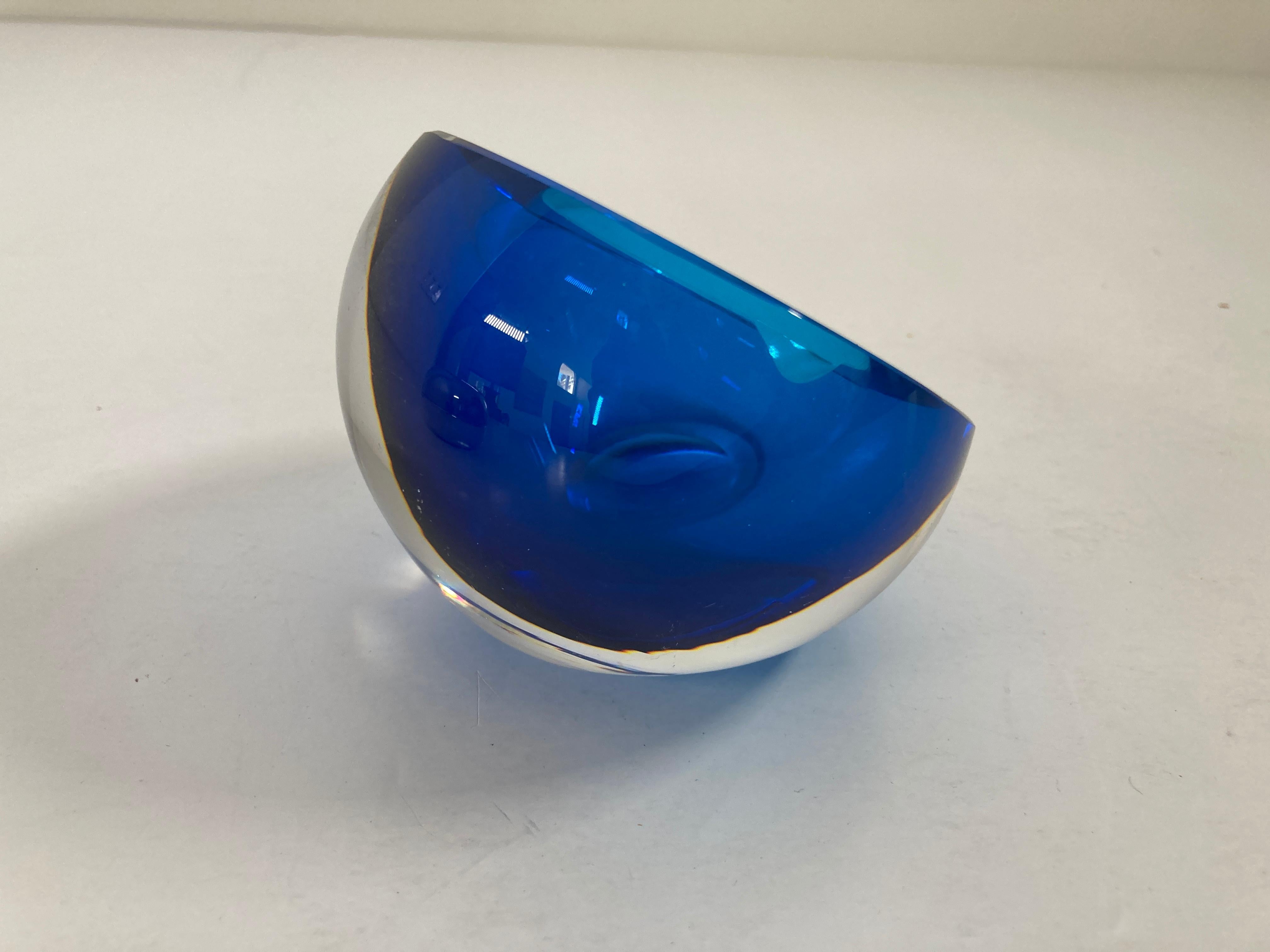 Fait main Cendrier vintage en verre d'art bleu orbe Sommerso de Murano Italie en vente