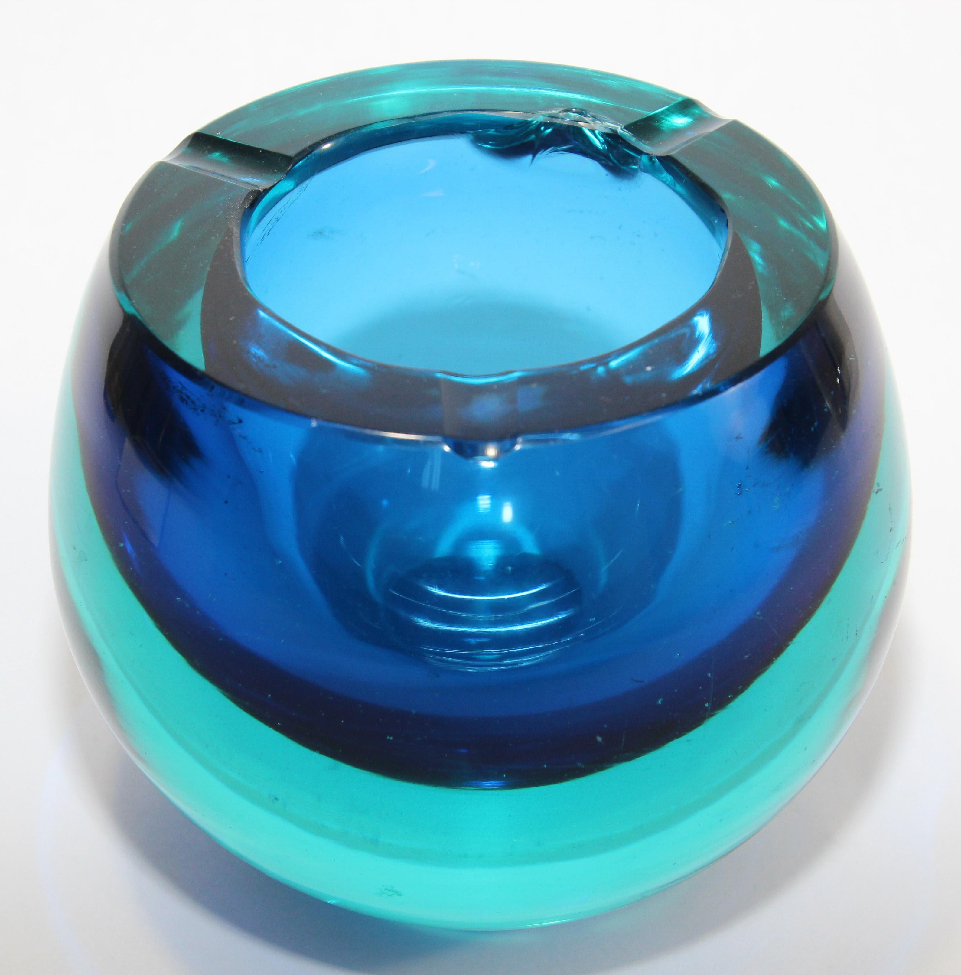 Fait main Cendrier vintage en verre d'art bleu orbe Sommerso de Murano en vente