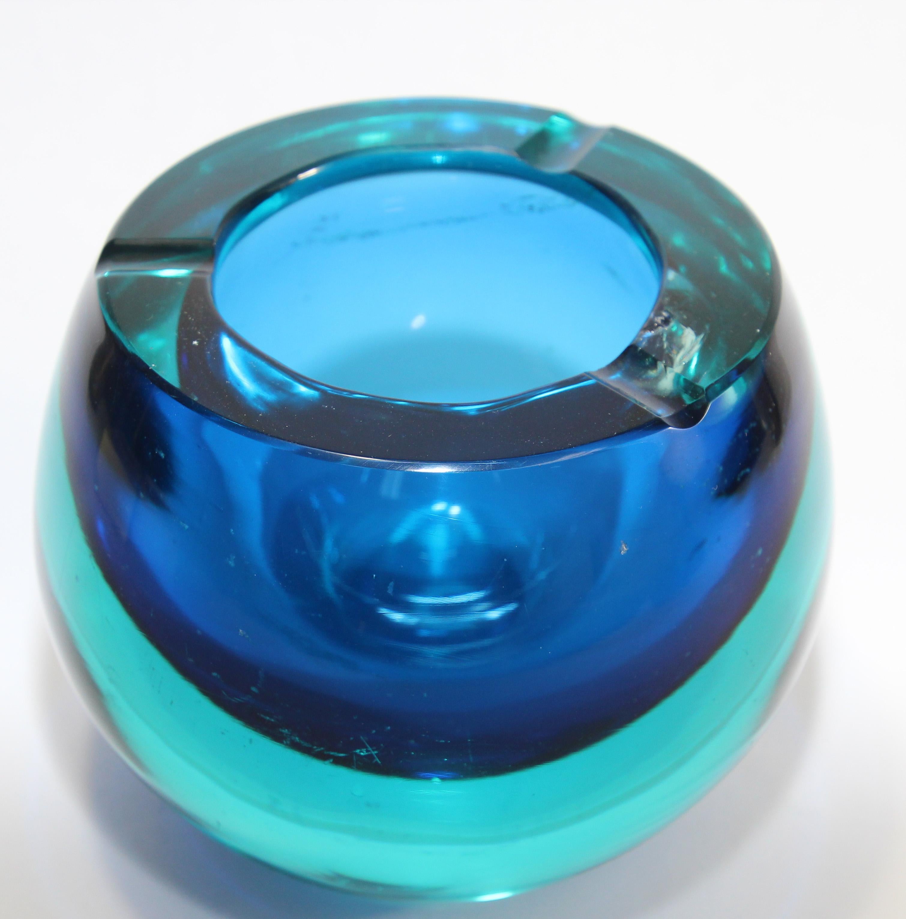 20ième siècle Cendrier vintage en verre d'art bleu orbe Sommerso de Murano en vente