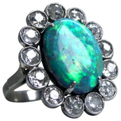 Verlobungsring aus Platin mit wunderschönem Vintage-Opal und Diamant-Halo mit Halo