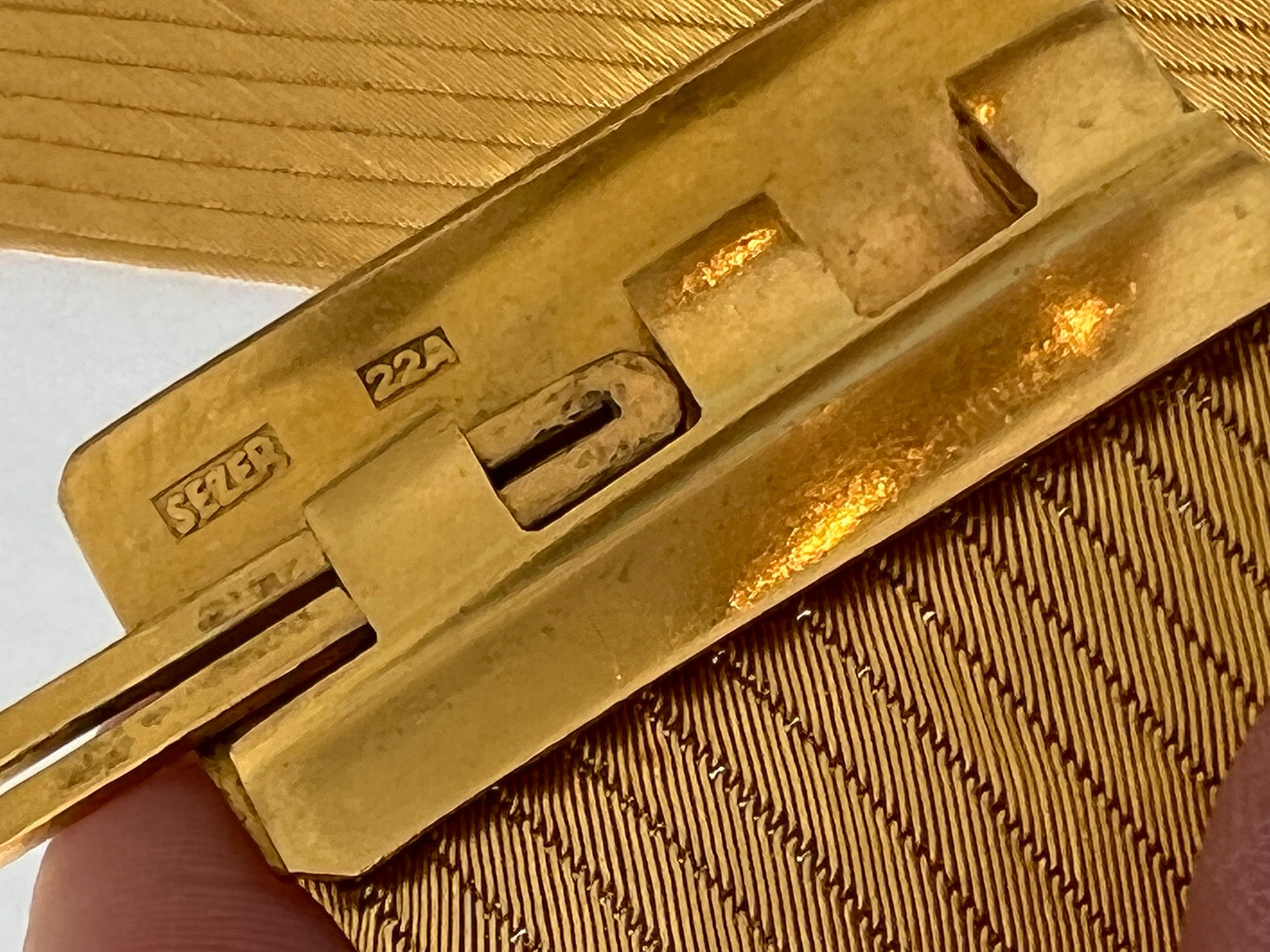 Retro Gorgeous Vintage Pair of 22K Yellow Gold Ribbon Bracelets For Sale