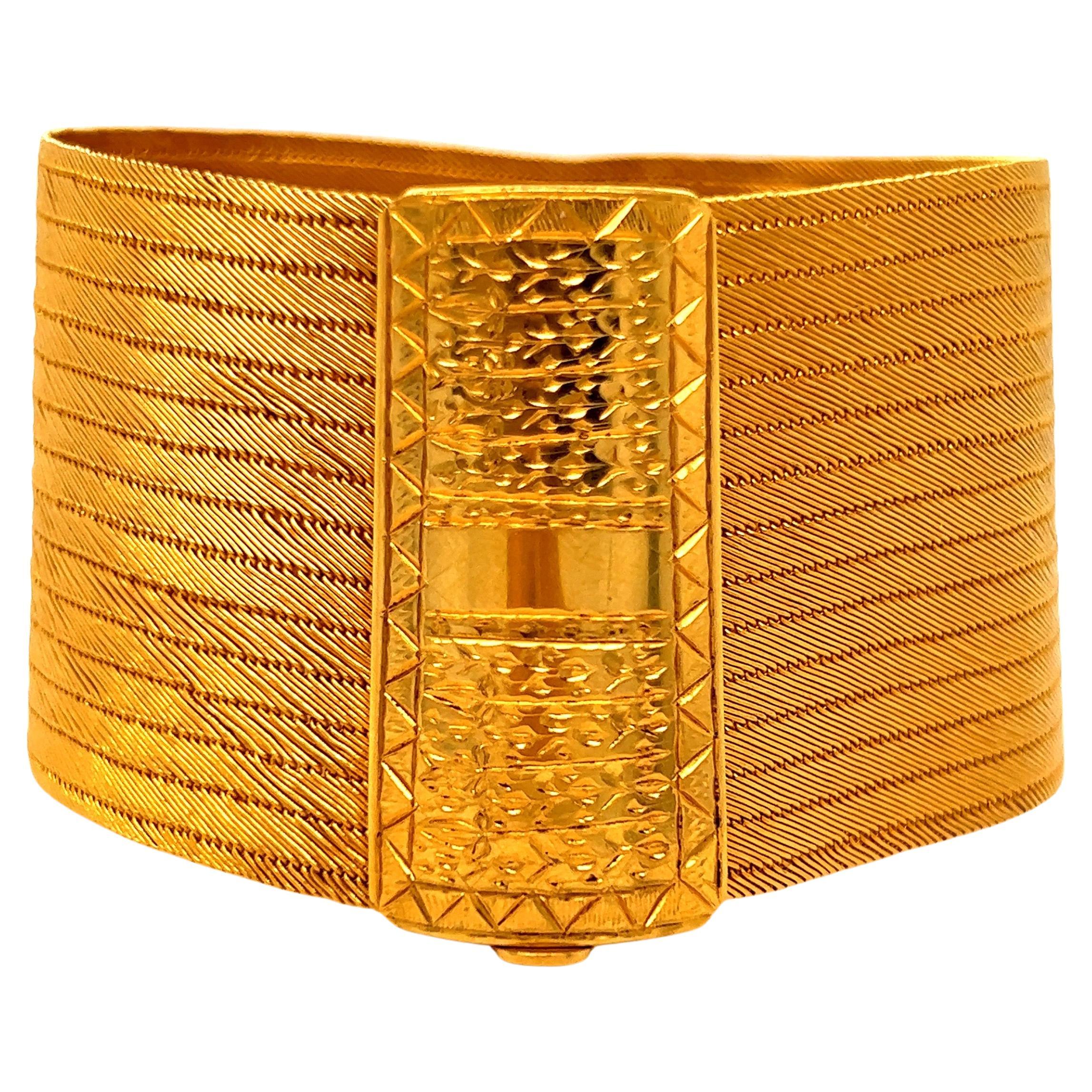 Gorgeous Vintage Pair of 22K Yellow Gold Ribbon Bracelets For Sale
