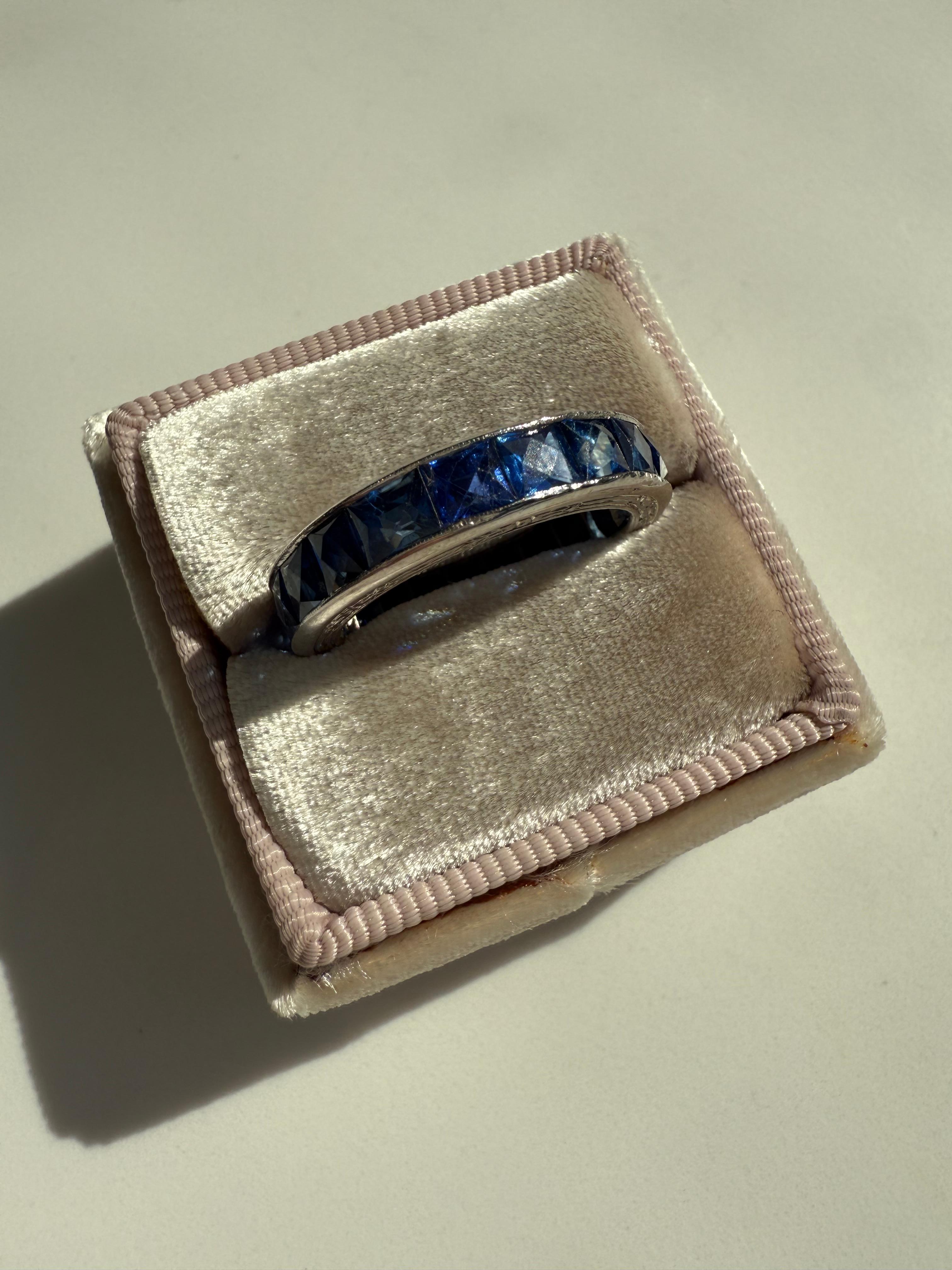 Art Déco Splendida fede di platino vintage con zaffiro per l'eternità - 9,00ct. in vendita