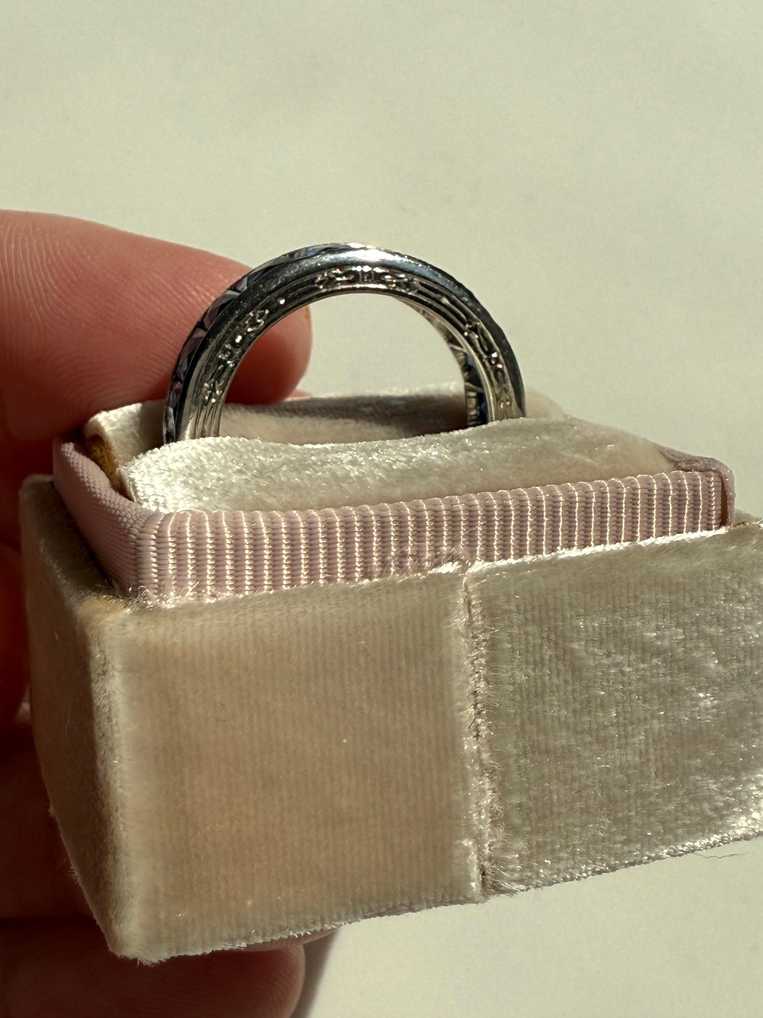 Taglio francese Splendida fede di platino vintage con zaffiro per l'eternità - 9,00ct. in vendita