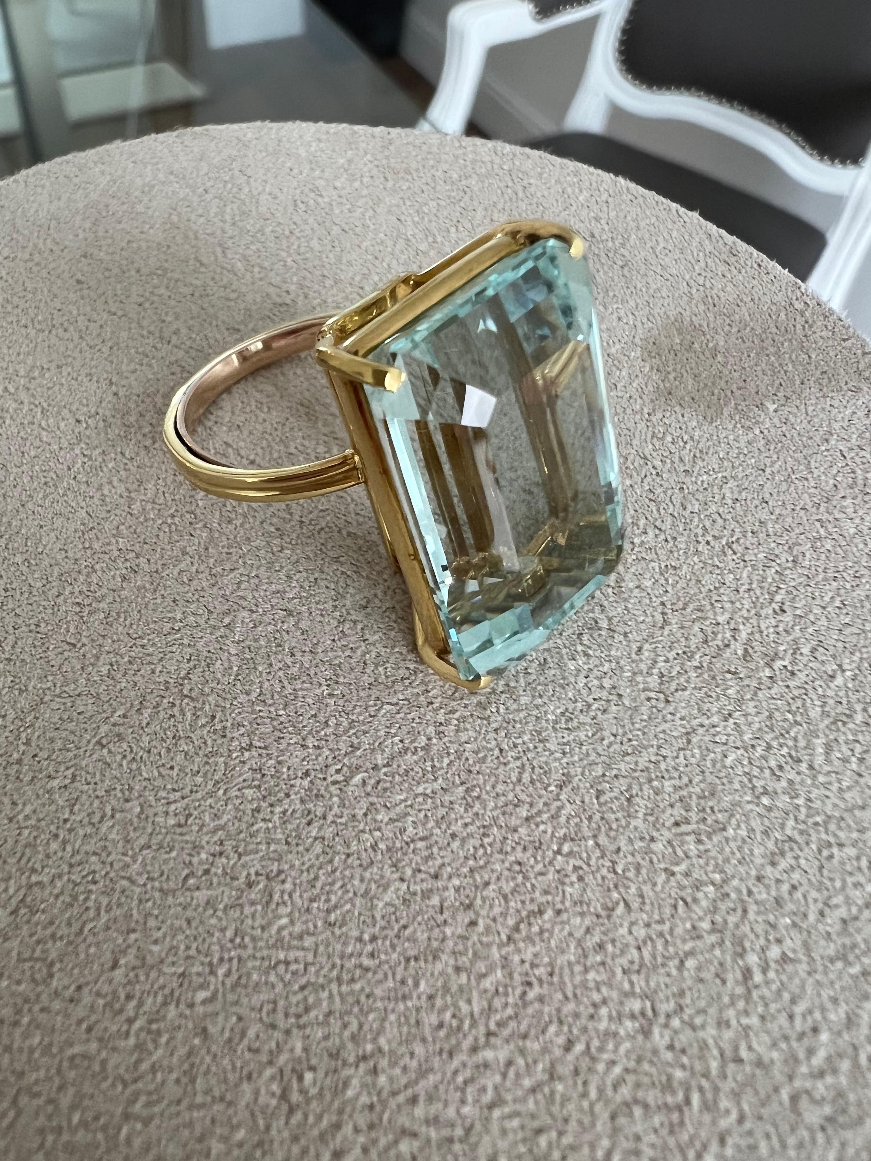 Modern Gorgeous Vintage Solitaire 18K Yellow Gold Aquamarine Ring - 30.00ct. For Sale