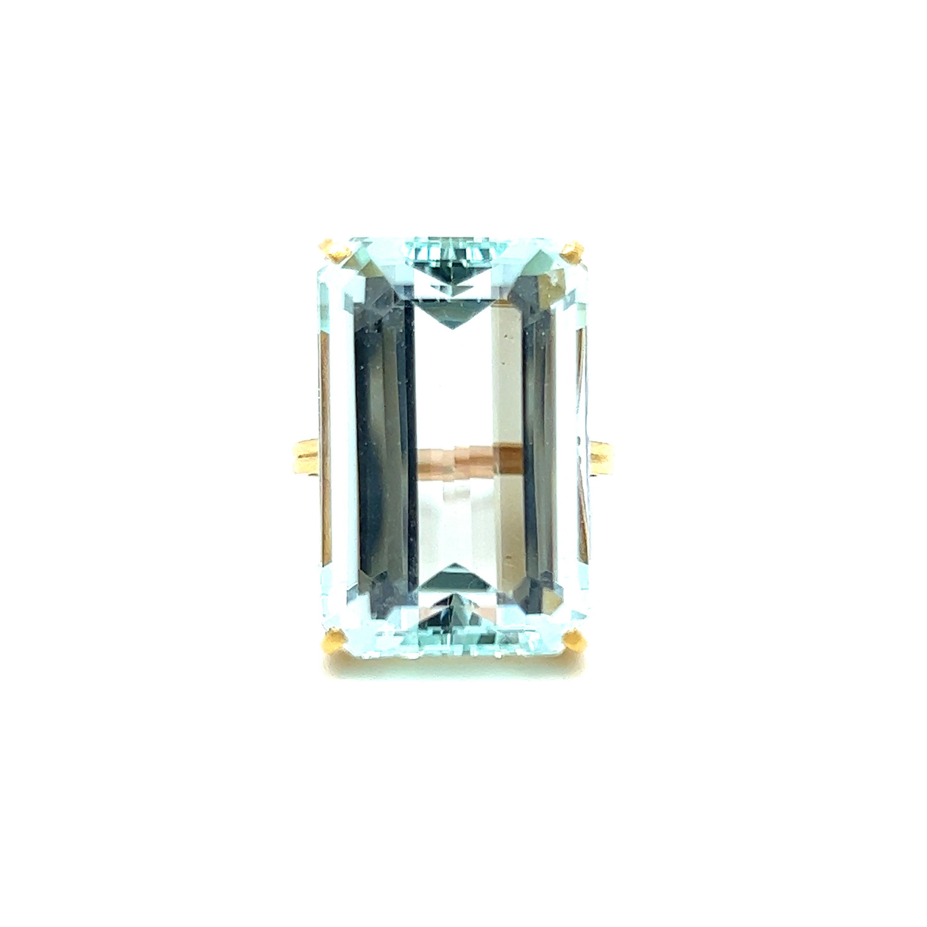 Emerald Cut Gorgeous Vintage Solitaire 18K Yellow Gold Aquamarine Ring - 30.00ct. For Sale
