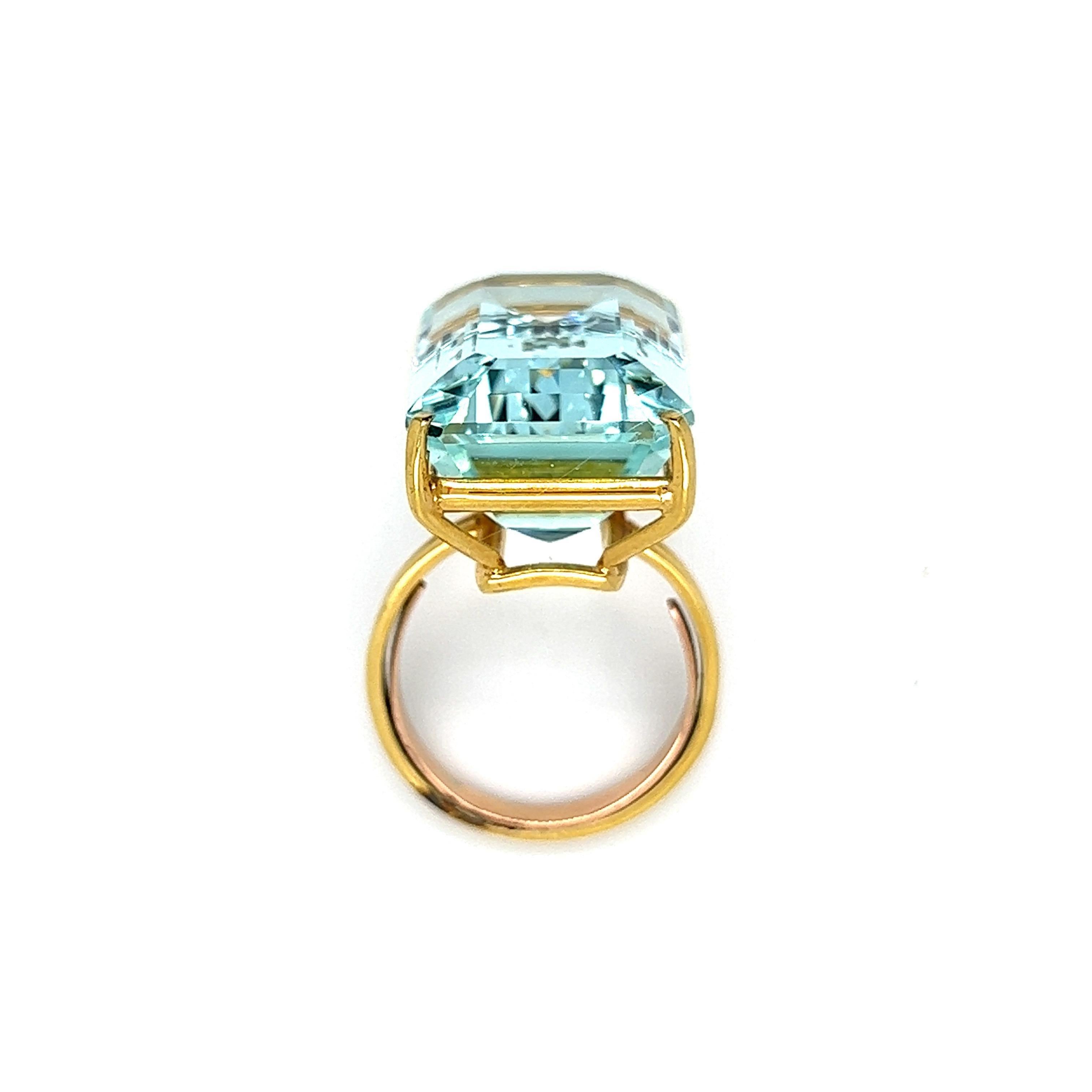 Gorgeous Vintage Solitaire 18K Yellow Gold Aquamarine Ring - 30.00ct. In Good Condition For Sale In San Francisco, CA