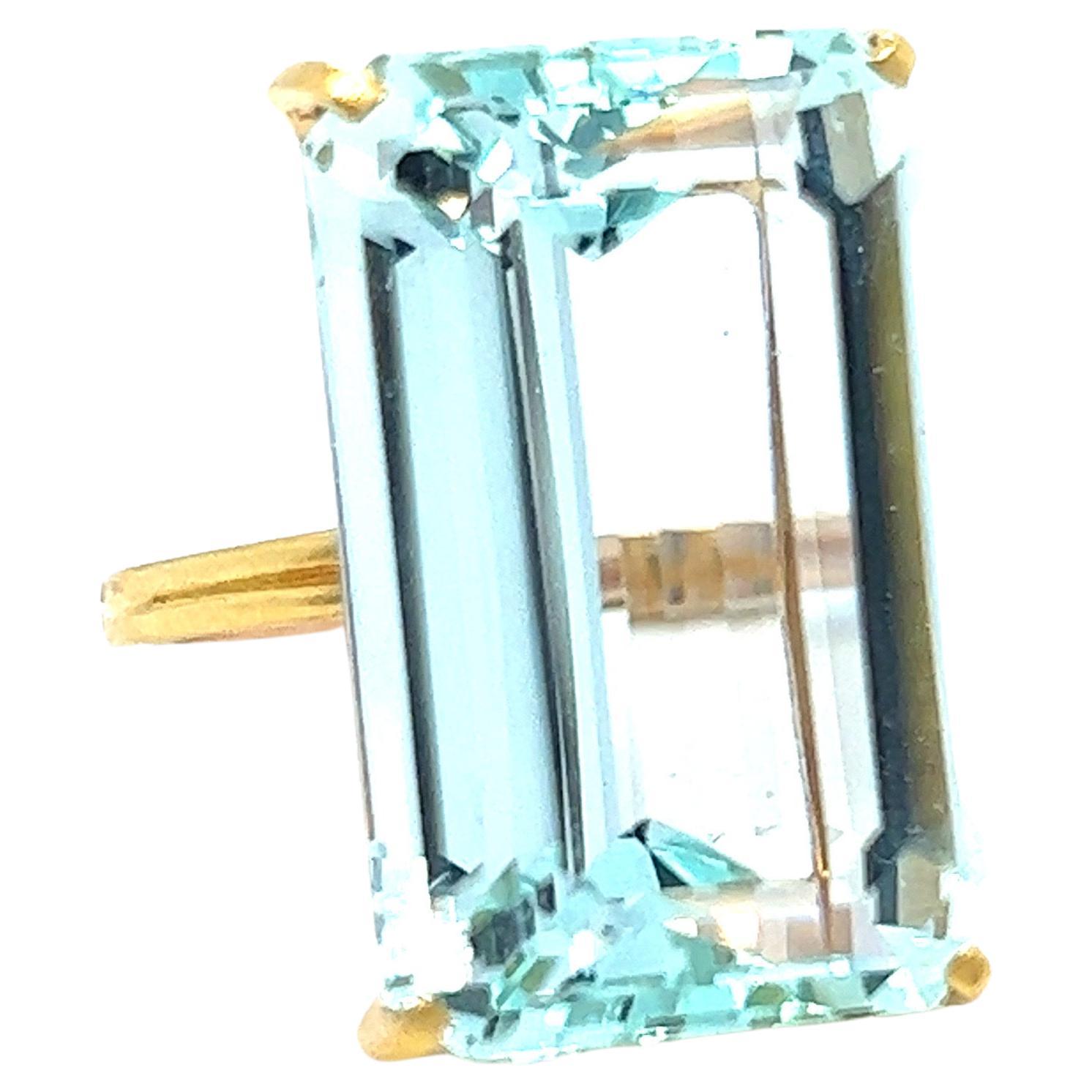Gorgeous Vintage Solitaire 18K Yellow Gold Aquamarine Ring - 30.00ct. For Sale