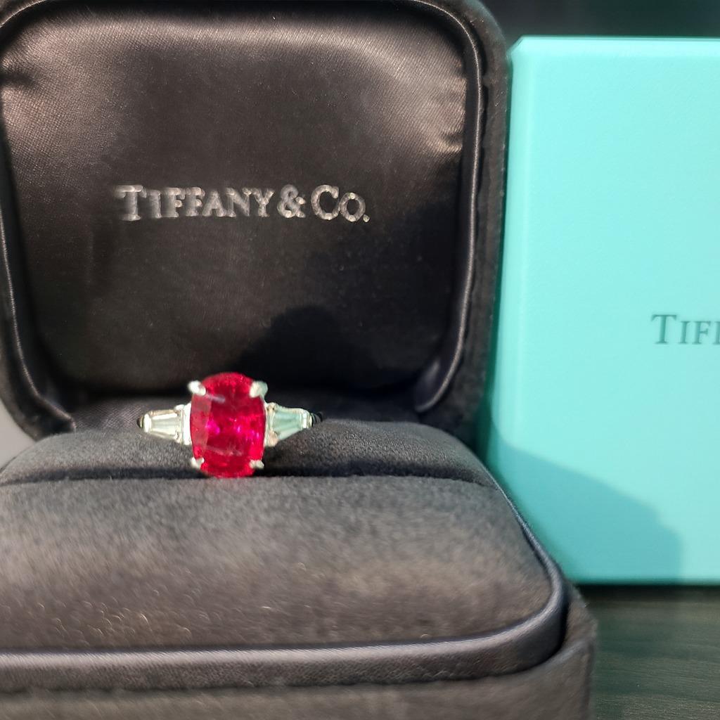 Wunderschönes Vintage By Tiffany & Co. Ring mit natürlichem Rubin und Diamant im Angebot