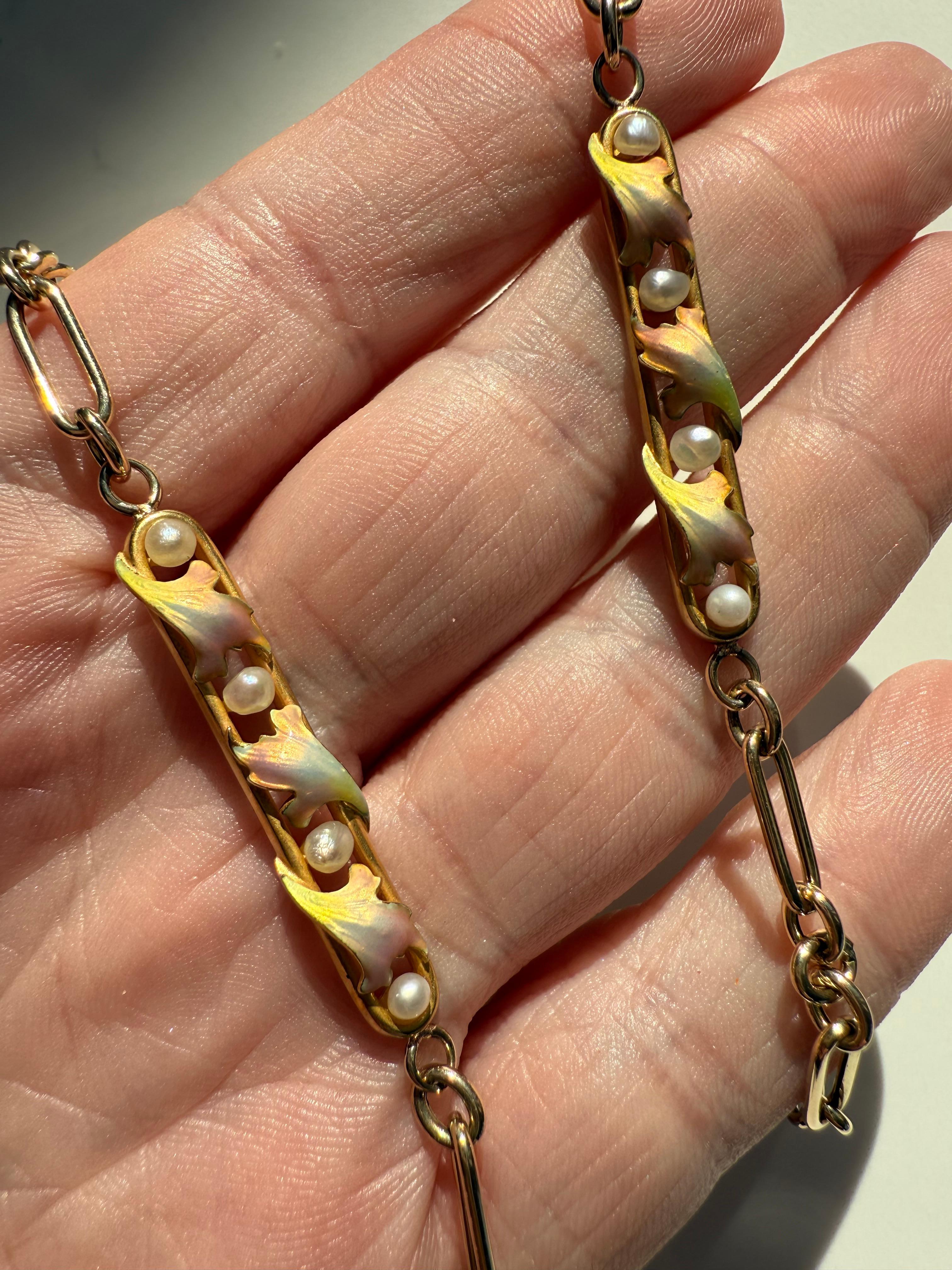 Art Nouveau Splendida catena vintage in oro giallo 14K/18K con perle e smalto, 19 i in vendita