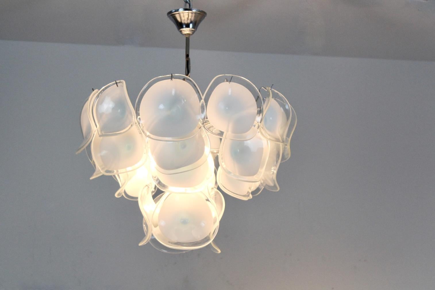 Gorgeous Chandelier in White Handblown Murano Glass, Italy 1970s For Sale 3