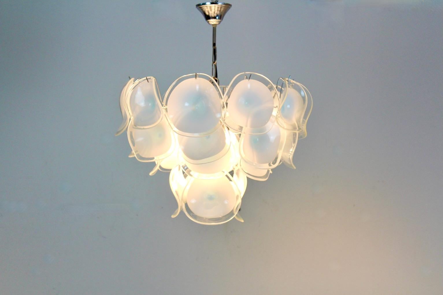 Gorgeous Chandelier in White Handblown Murano Glass, Italy 1970s For Sale 4