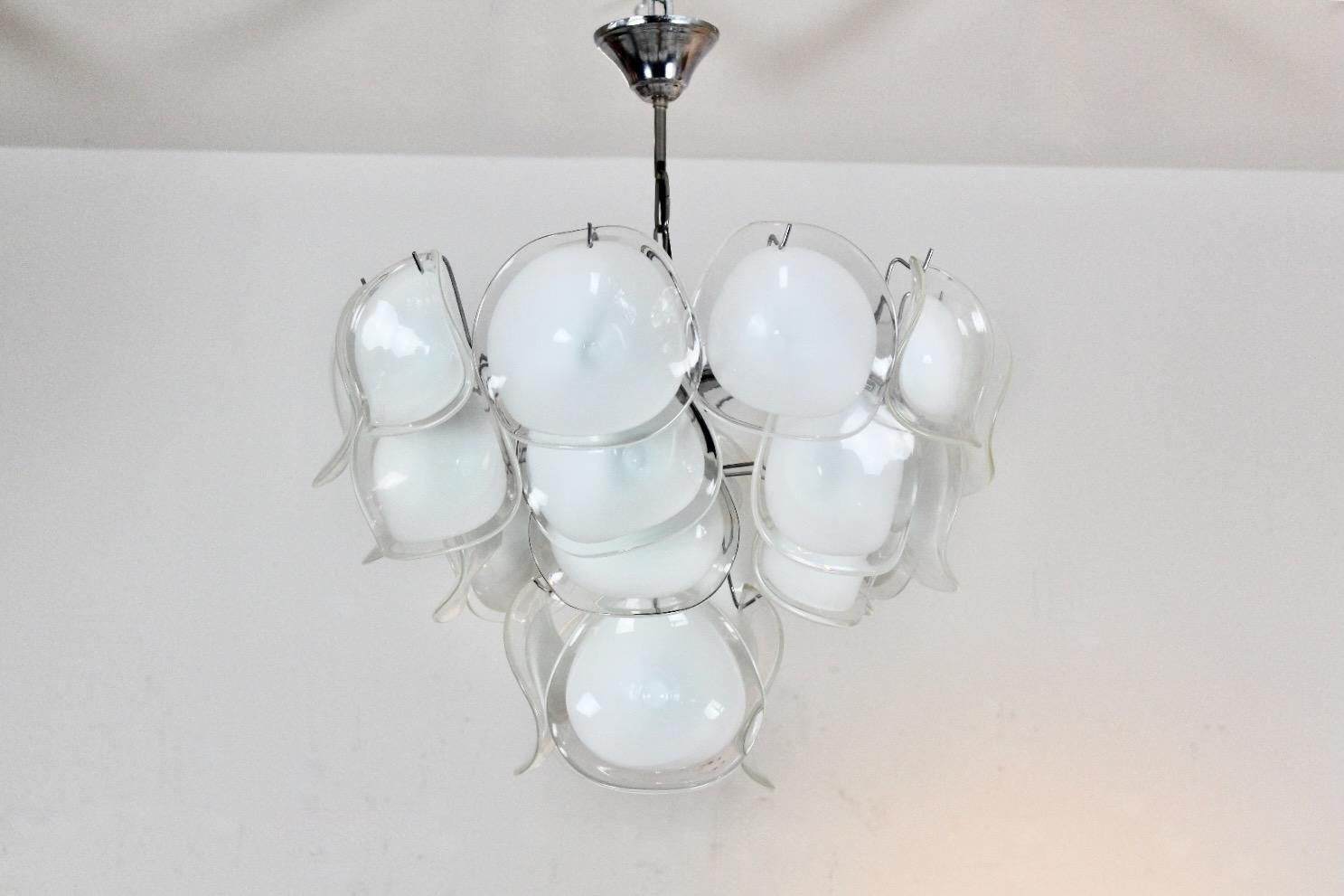 Gorgeous Chandelier in White Handblown Murano Glass, Italy 1970s For Sale 5