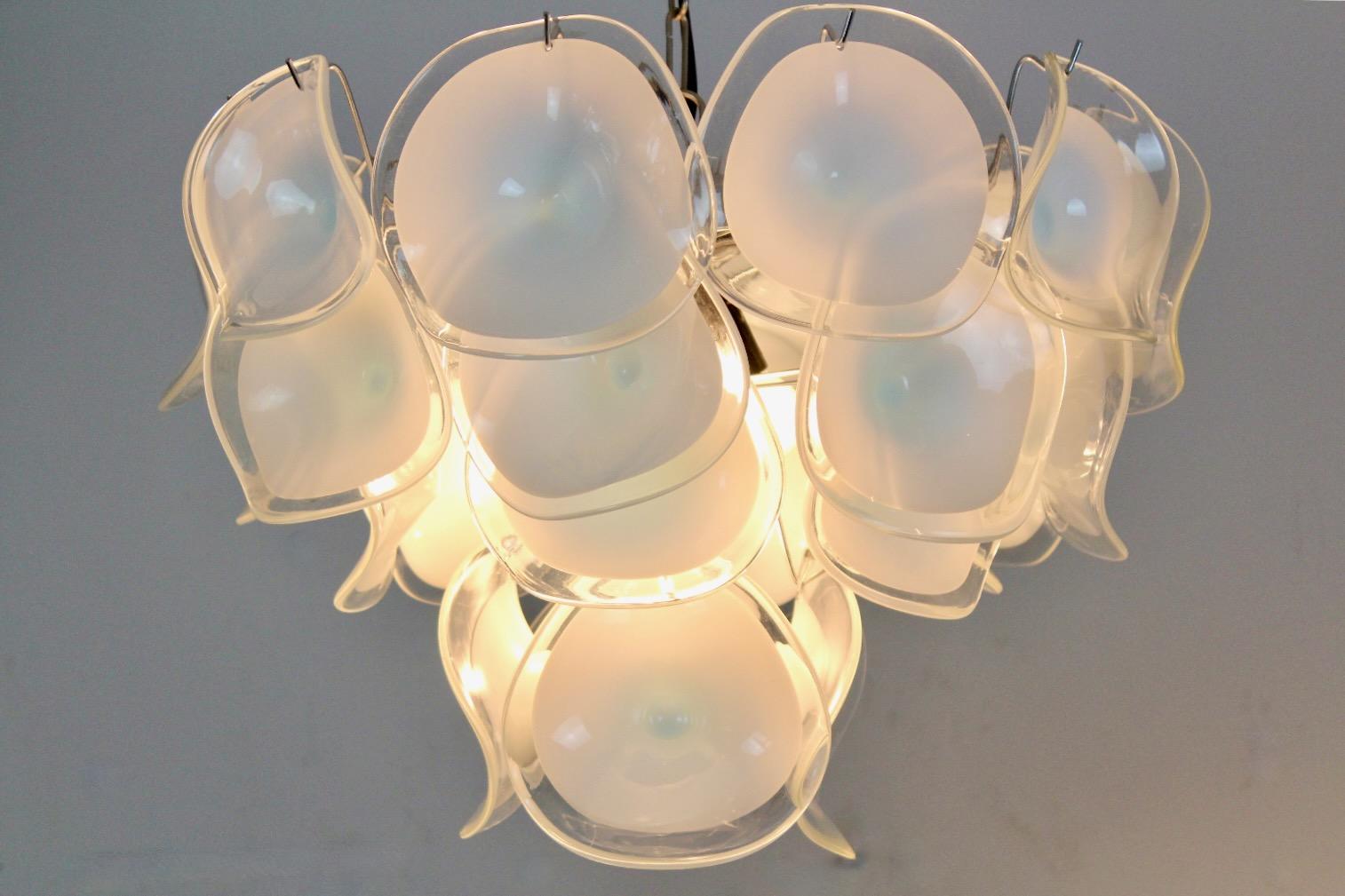 Gorgeous Chandelier in White Handblown Murano Glass, Italy 1970s For Sale 6