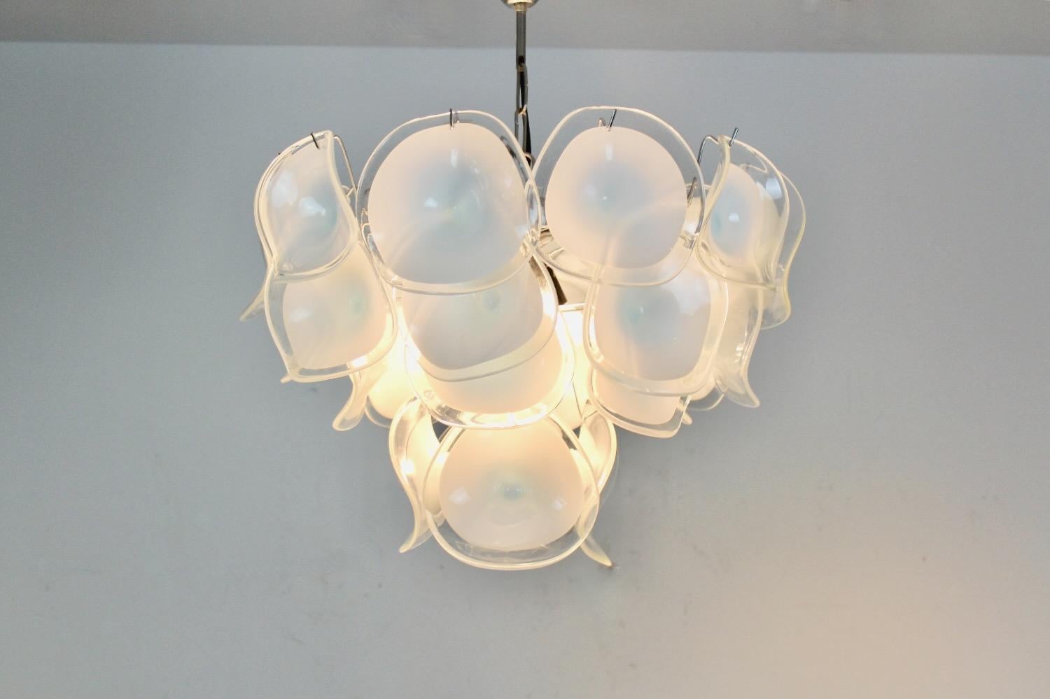 Gorgeous Chandelier in White Handblown Murano Glass, Italy 1970s For Sale 7
