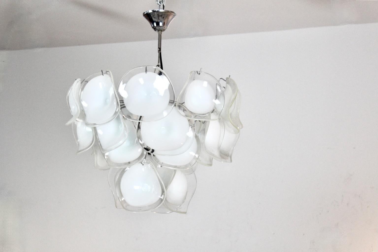 Mid-Century Modern Gorgeous Chandelier in White Handblown Murano Glass, Italy 1970s For Sale