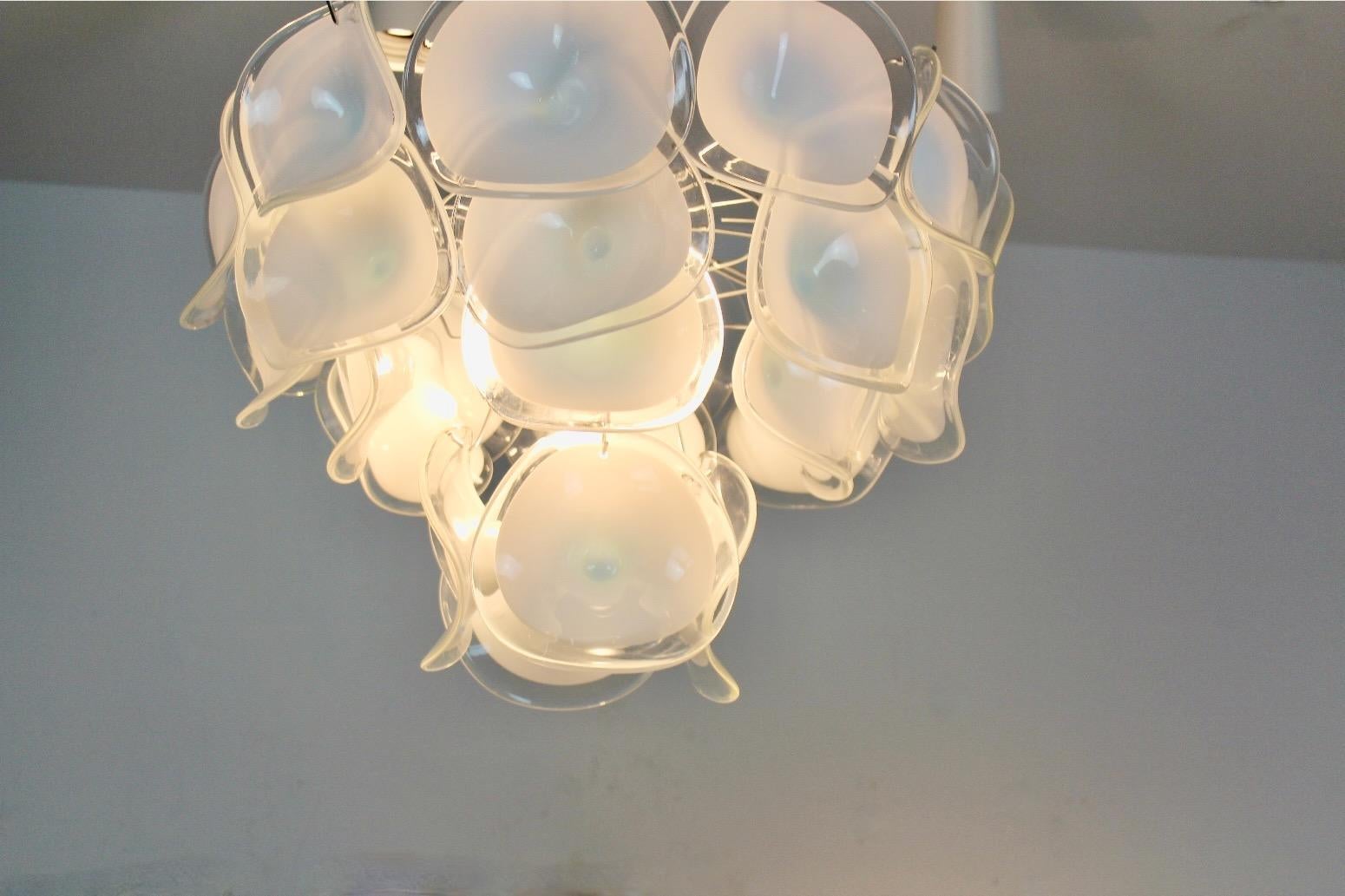 Italian Gorgeous Chandelier in White Handblown Murano Glass, Italy 1970s For Sale