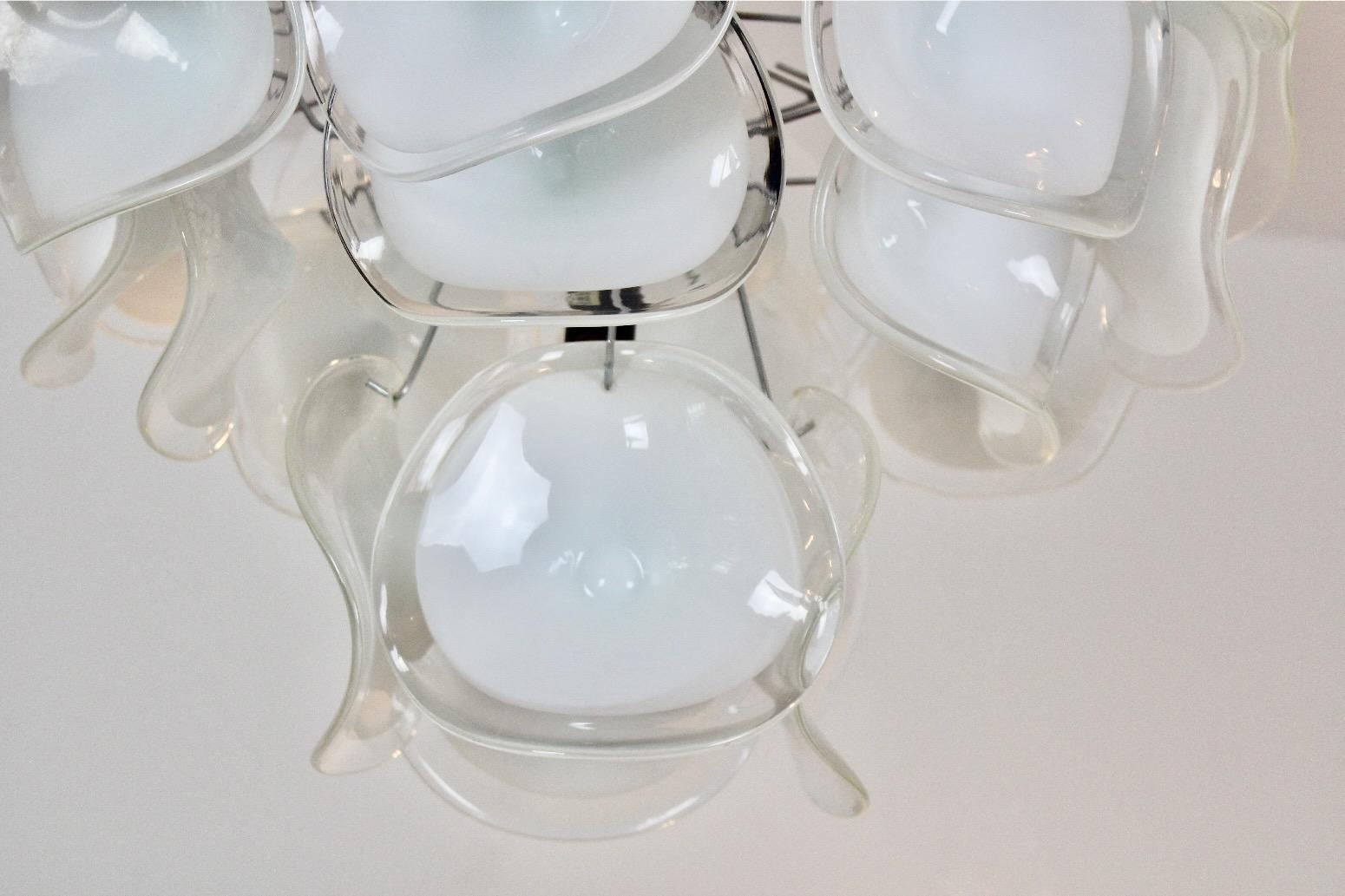 Gorgeous Chandelier in White Handblown Murano Glass, Italy 1970s In Good Condition For Sale In Voorburg, NL