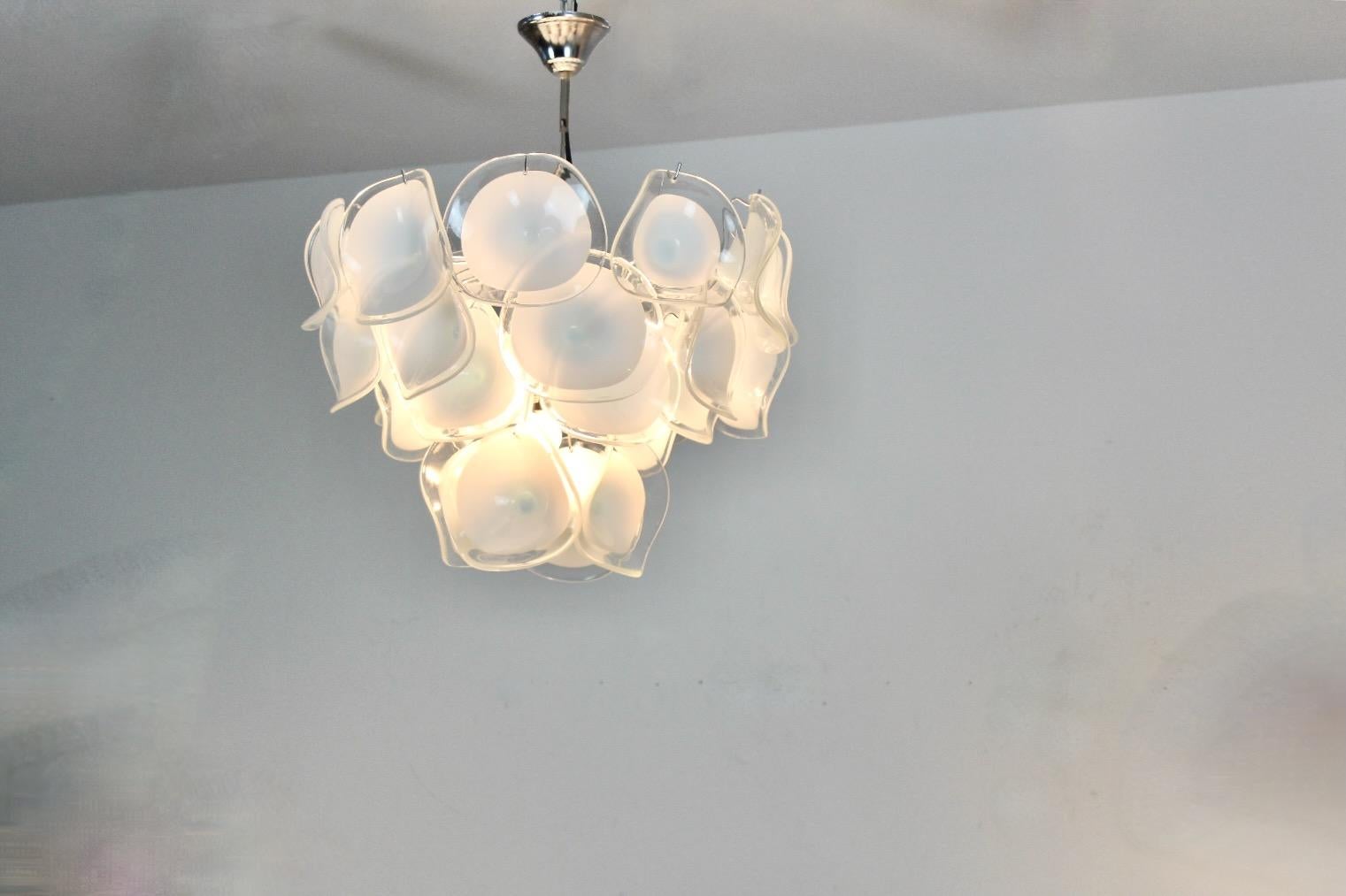 20th Century Gorgeous Chandelier in White Handblown Murano Glass, Italy 1970s For Sale