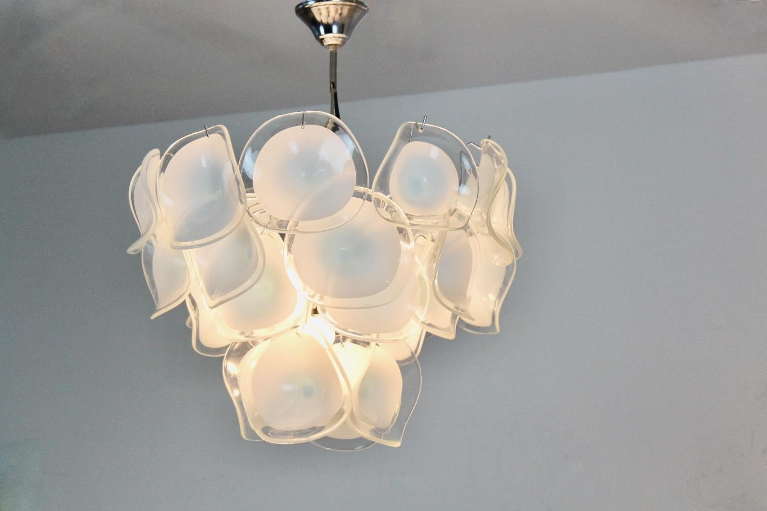 Gorgeous Chandelier in White Handblown Murano Glass, Italy 1970s For Sale 1