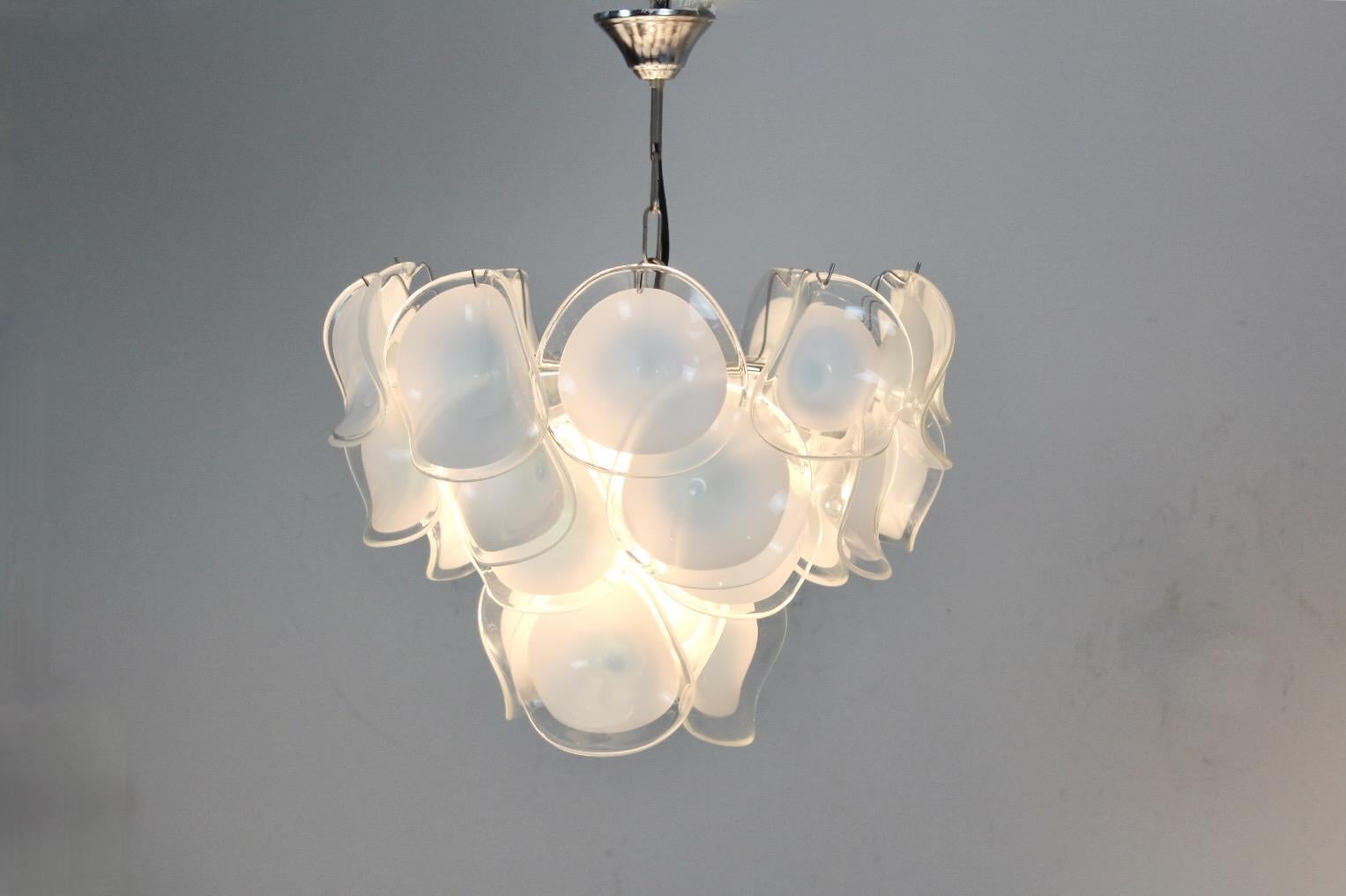 Gorgeous Chandelier in White Handblown Murano Glass, Italy 1970s For Sale 2
