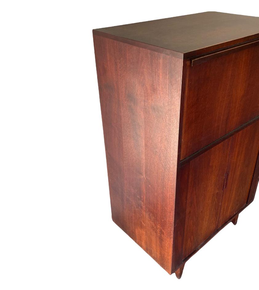 Gorgeous Walnut Mid-Century Modern Mad Men Bar Cabinet In Good Condition In Brooklyn, NY