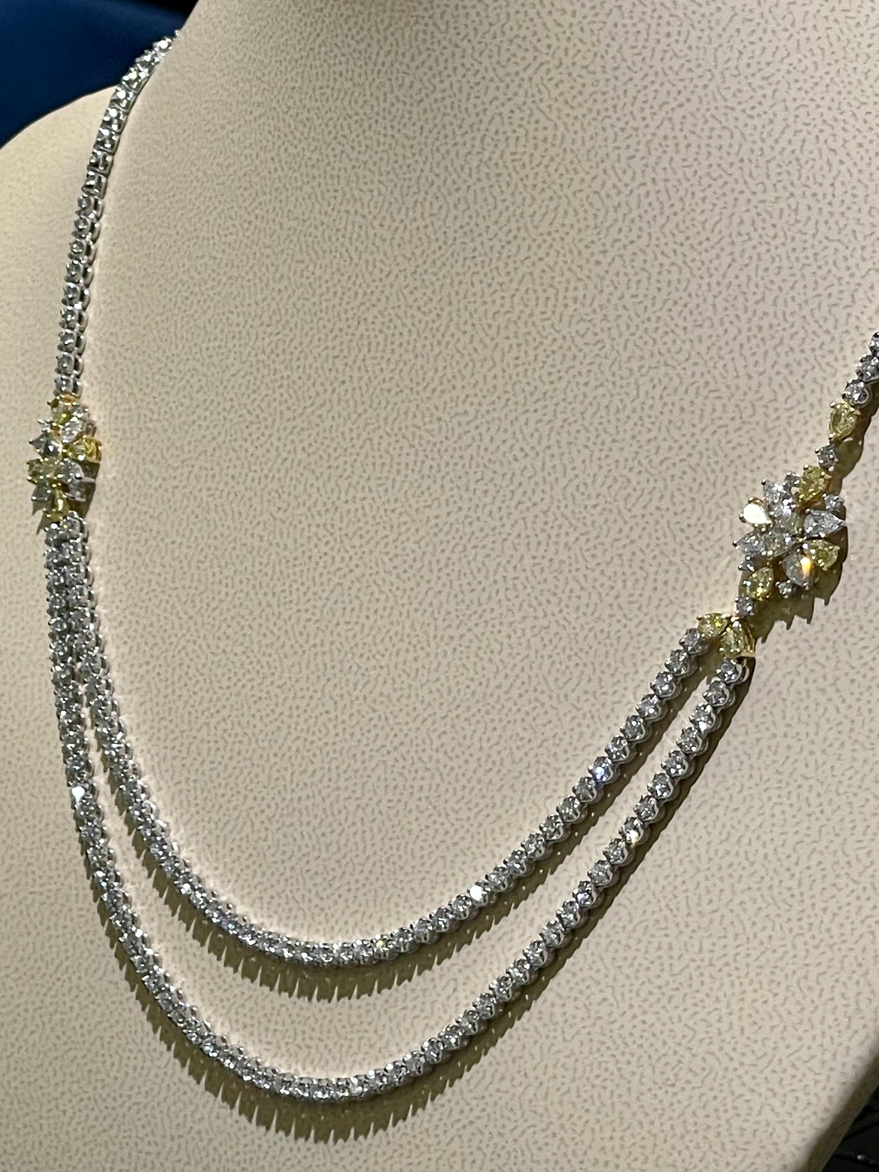Gorgeous Weiß & Gelb Diamanten Halskette in 18k Weißgold .

Gesamtkaratgewicht der Diamanten im Rundschliff - 4,28cts,

Gesamtkaratgewicht der birnenförmigen Diamanten - 1,09cts,

Gesamtkaratgewicht in gelben Fancy-Diamanten - 1,91cts

Länge um den
