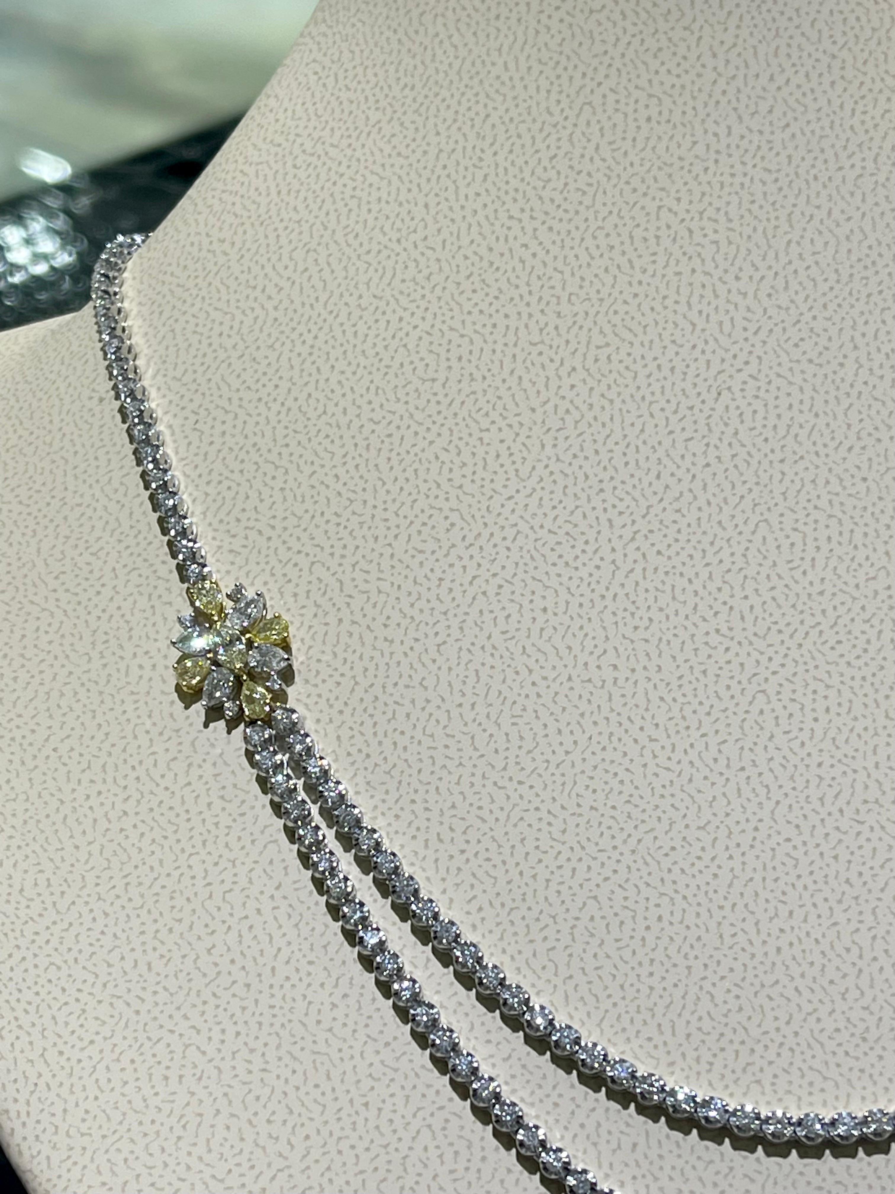 Wunderschöne Halskette aus weißen und gelben Diamanten in 18k Weißgold  (Moderne) im Angebot
