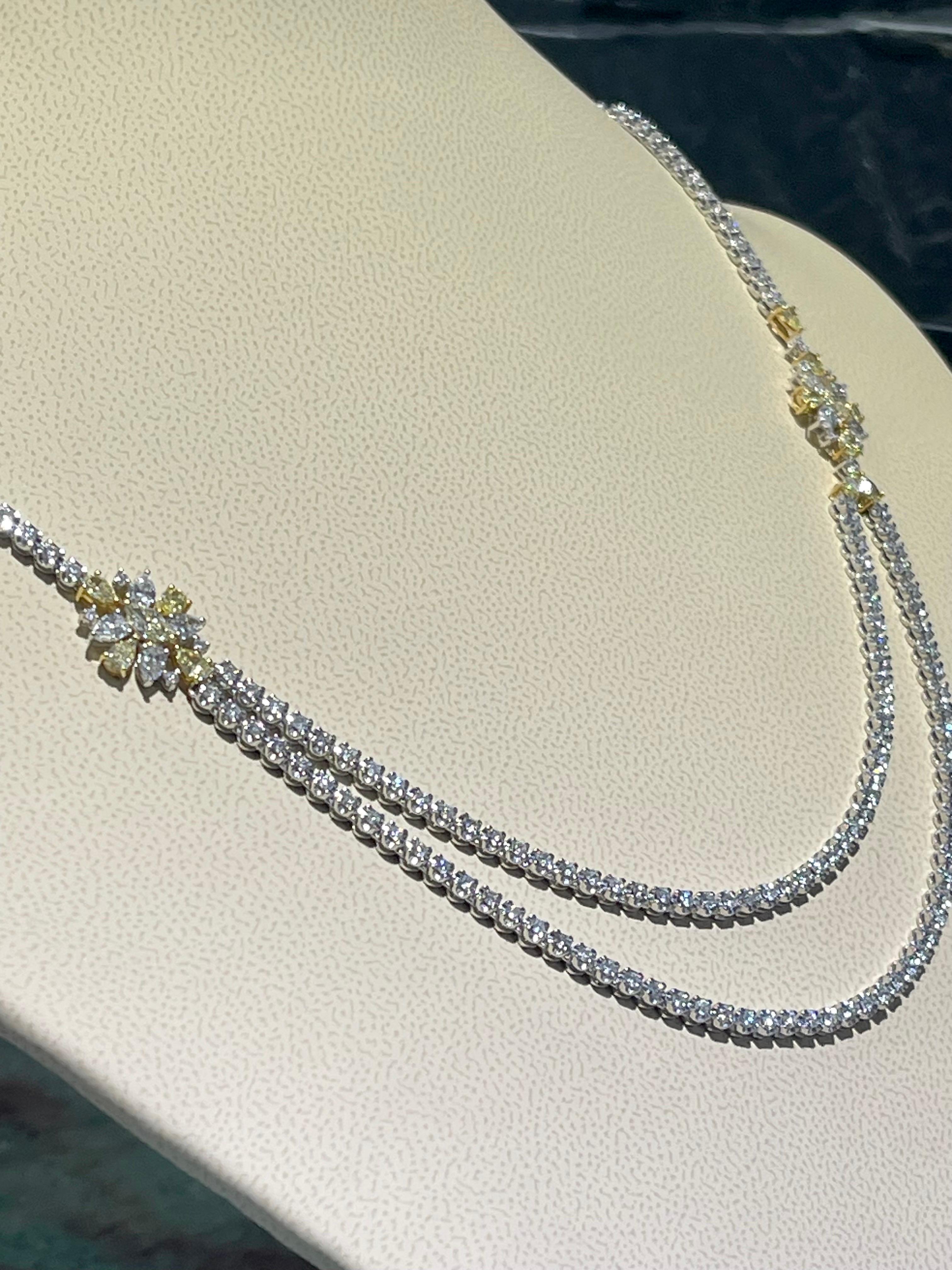 Wunderschöne Halskette aus weißen und gelben Diamanten in 18k Weißgold  (Tropfenschliff) im Angebot