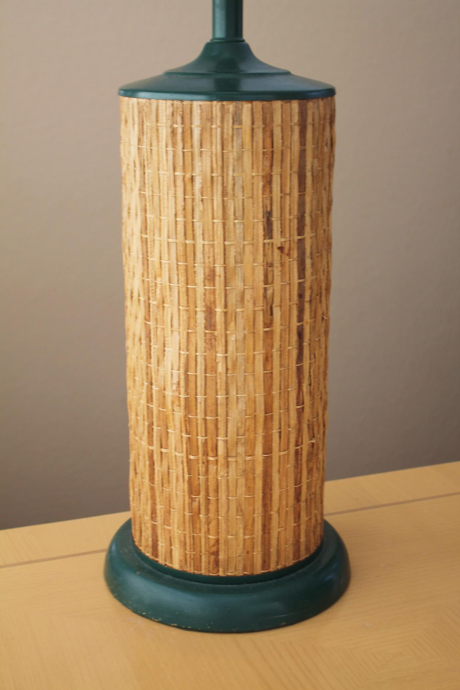 ¡Preciosa lámpara de sobremesa de mimbre de bambú de mediados de siglo! 1940s Decoración Iluminación Moderno de mediados de siglo en venta