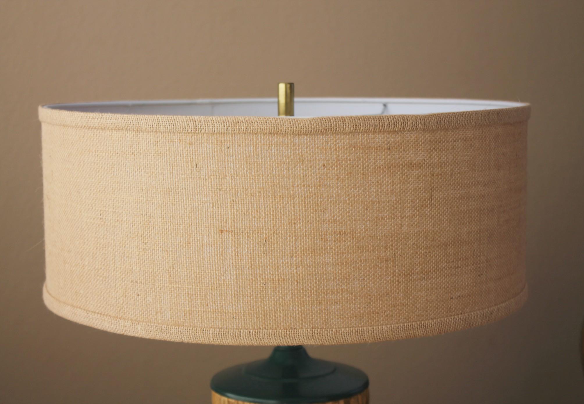 ¡Preciosa lámpara de sobremesa de mimbre de bambú de mediados de siglo! 1940s Decoración Iluminación Hecho a mano en venta