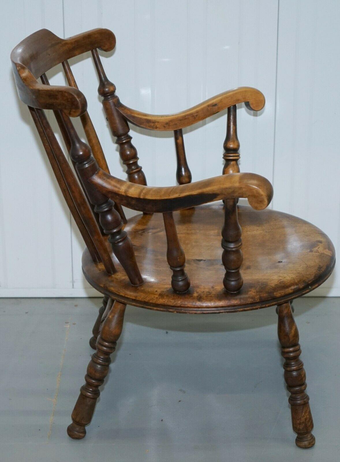Wir freuen uns, diesen wunderschönen Windsor-Buchenholzstuhl auf Rollenbeinen zum Verkauf anzubieten.

Das ist so ein hübscher kleiner Stuhl. Das Holz, aus dem es gemacht ist, ist einfach schön, beide Vorderbeine scheinen aus verschiedenen