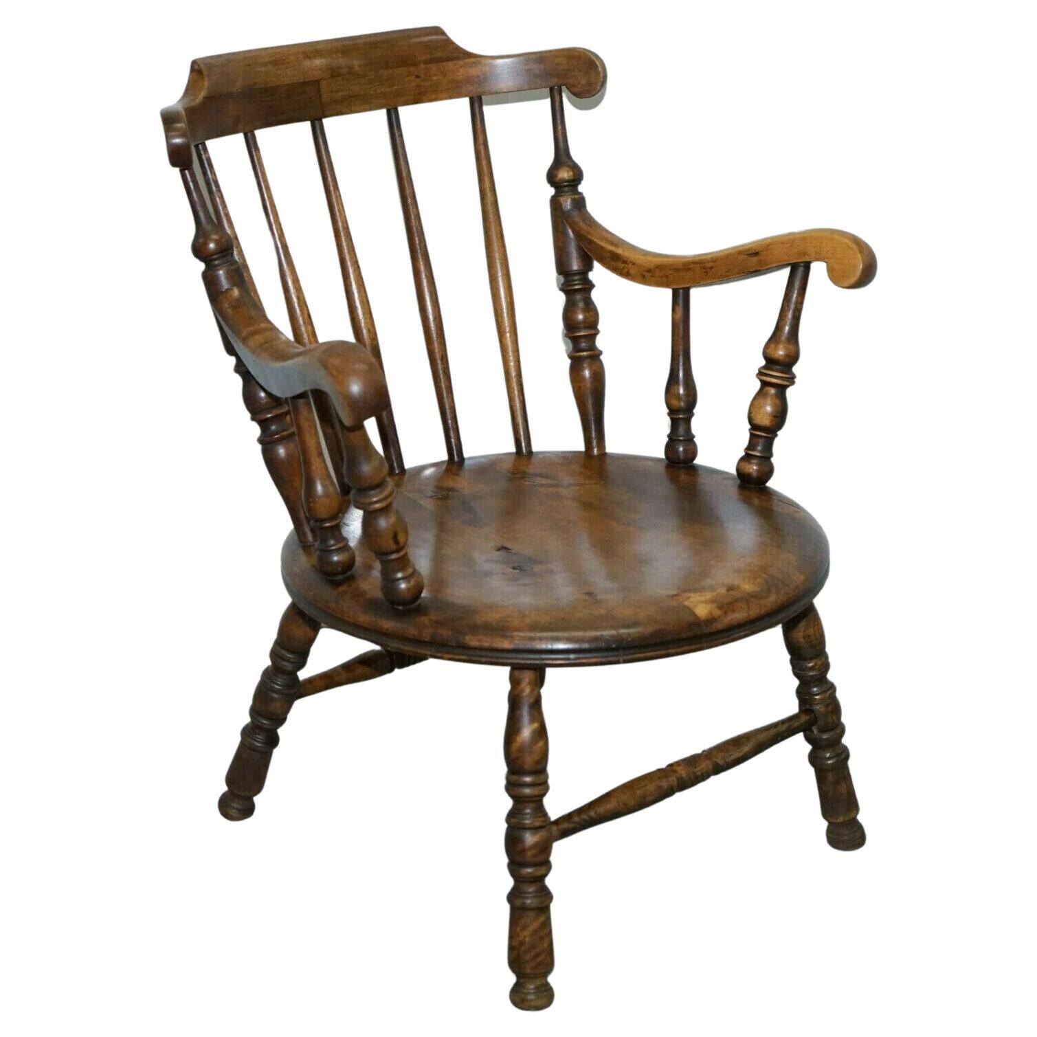 Magnifique fauteuil sculpté Windsor à dossier bas en bois de hêtre sur pieds en boule et réelle