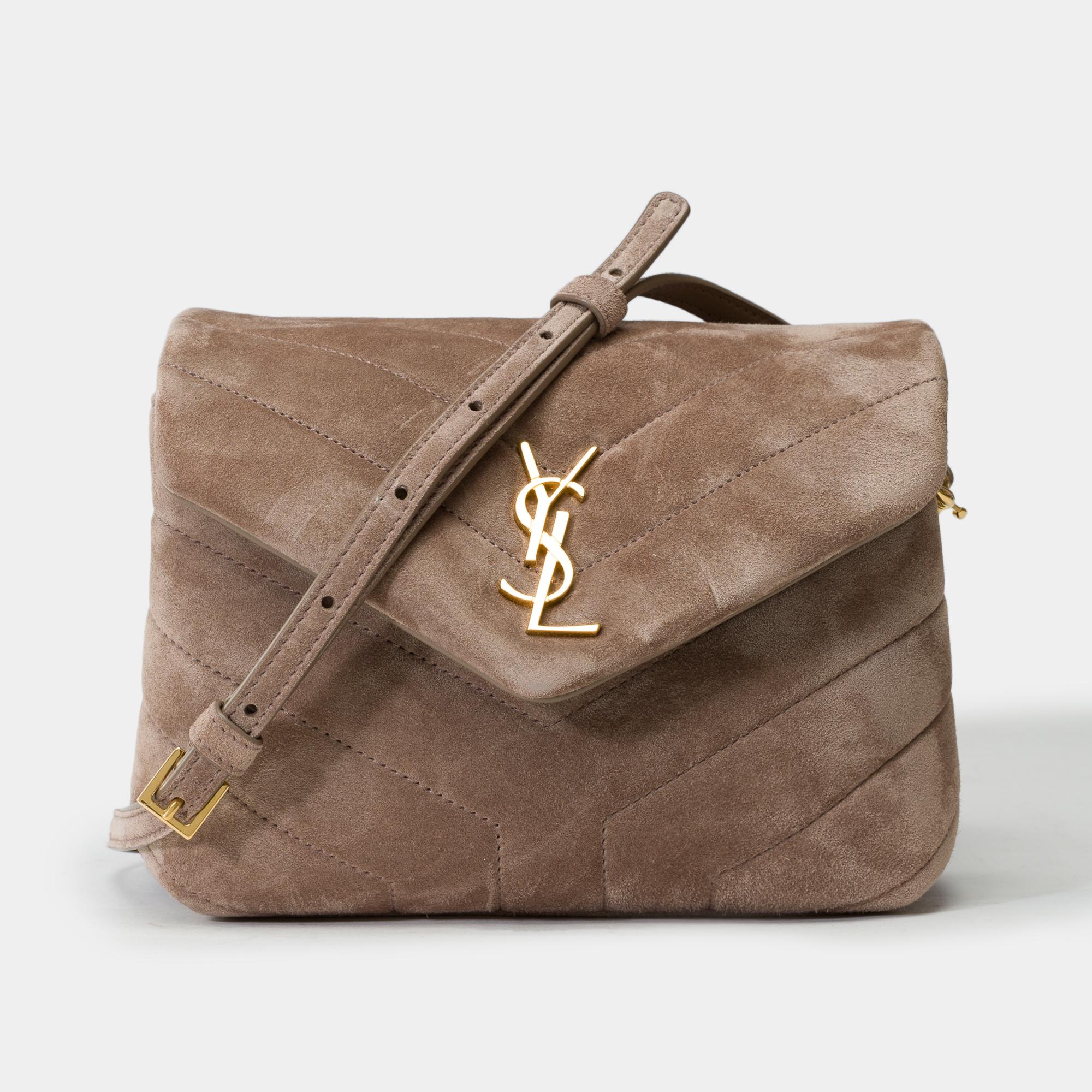 Gorgeous Yves Saint Laurent Loulou Toy in brown suede  and gold brass trim. It has two compartments, a removable and adjustable shoulder strap that allows a custom worn


Grosgrain lining
Gold plated brass trim
Magnetic clasp
Inner lining in black