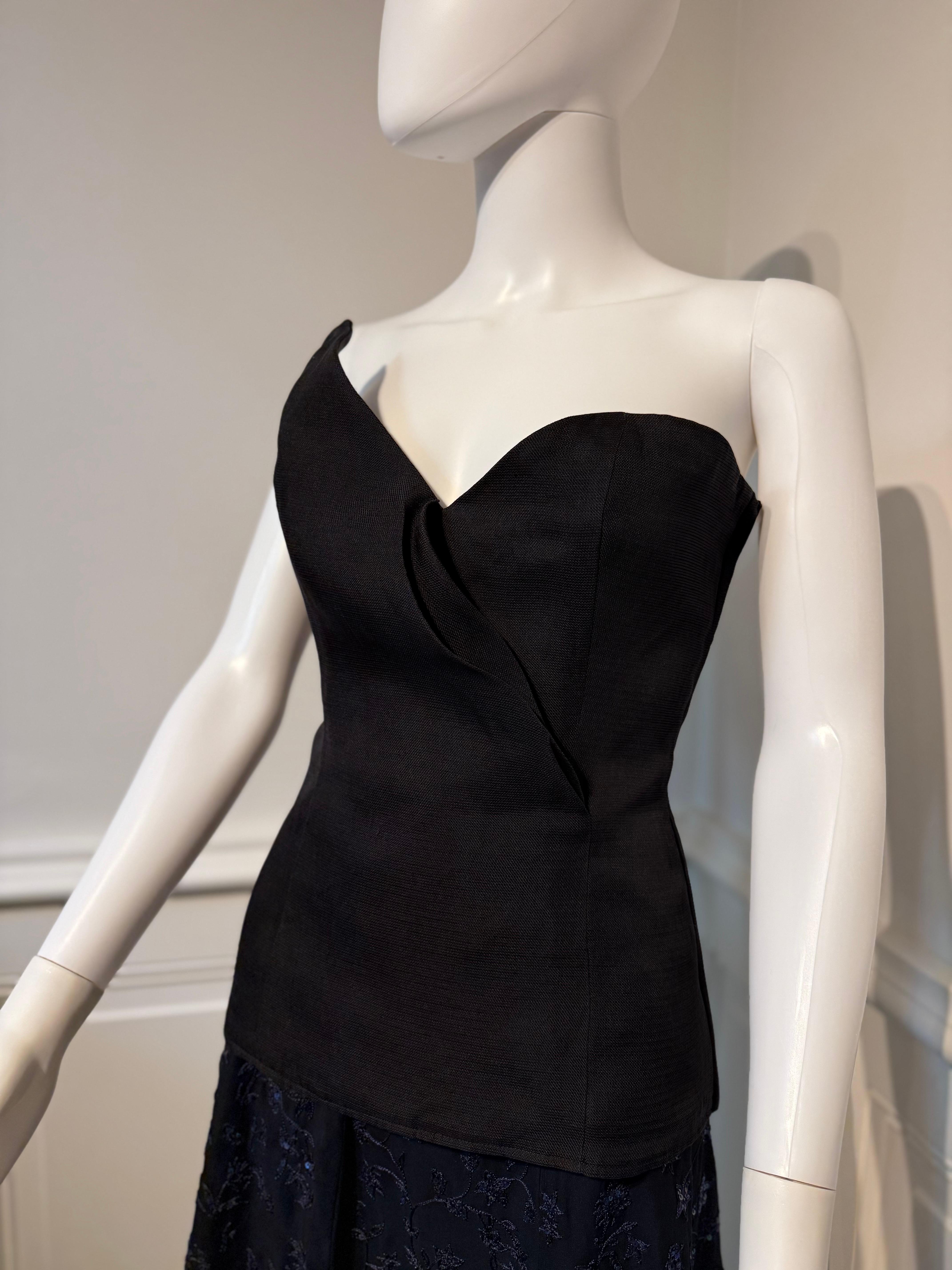 Wunderschönes asymmetrisches Korsett aus schwarzer Seide von Maestro Yves Saint Laurent, Linie Rive Gauche, 90er Jahre. Größe Fr 42