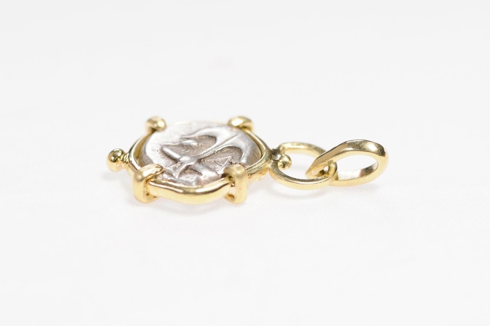 Pendentif pièce de monnaie Gorgon & Anchor en or 18 carats en vente 5