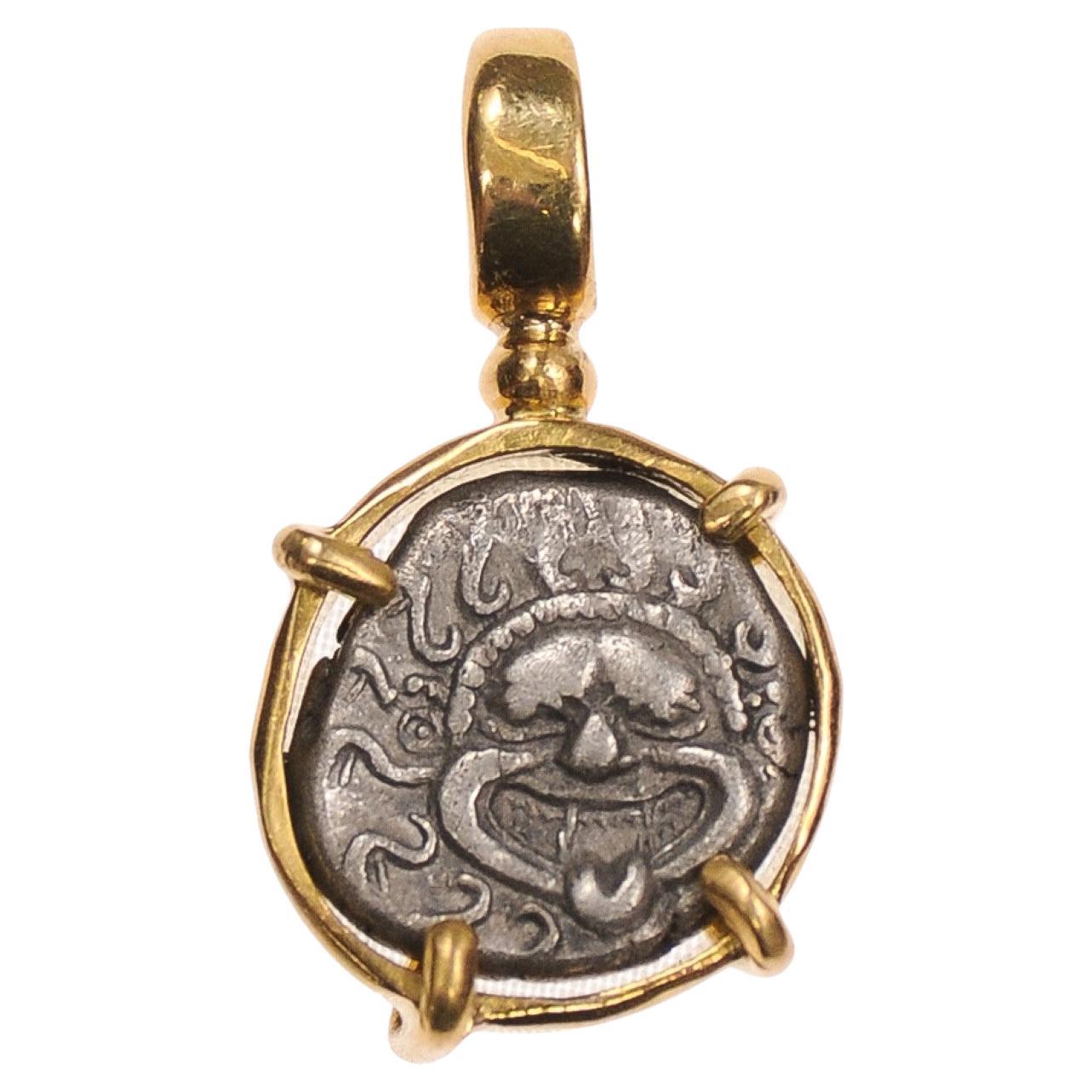 Colgante Dracma de Gorgona y Ancla [moneda] en oro de 18 quilates