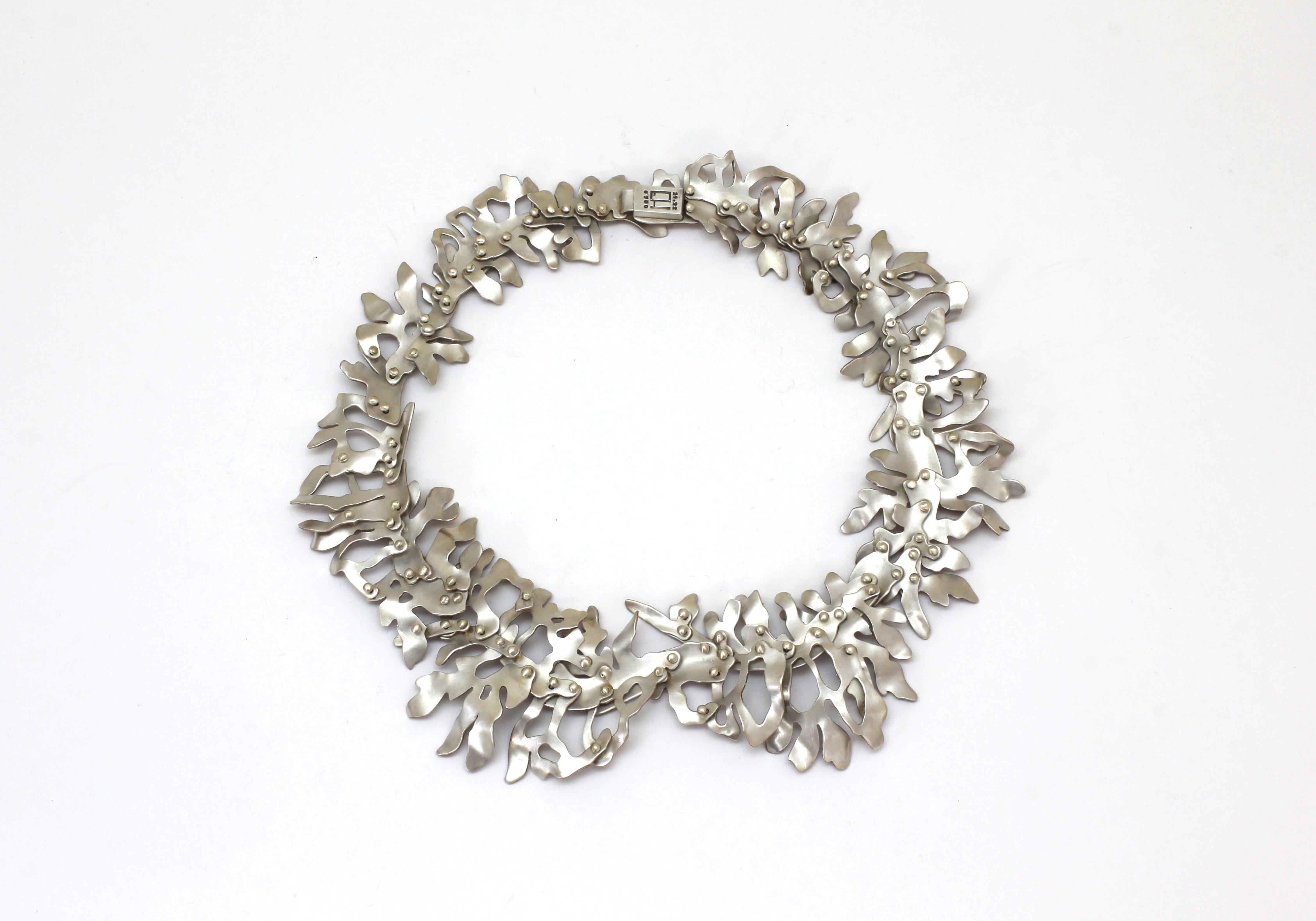 Handgefertigte Halskette „Gorgonia“ aus Kupfer und Silber von Eduardo Herrera (Zeitgenössisch) im Angebot