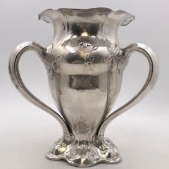 Vaso Gorham in argento 0,9584 con finitura martellata e tre manici, in stile Art Nouveau