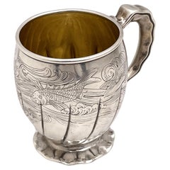 Taza de bautizo infantil Gorham 1880 de plata de ley grabada con motivos acuáticos