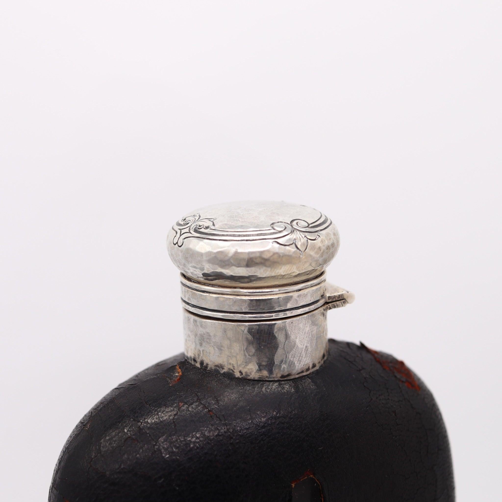 Edwardian GORHAM 1900 Large Liquor Flask In Clear Glass, Hammered .925 Sterling & Leather For Sale