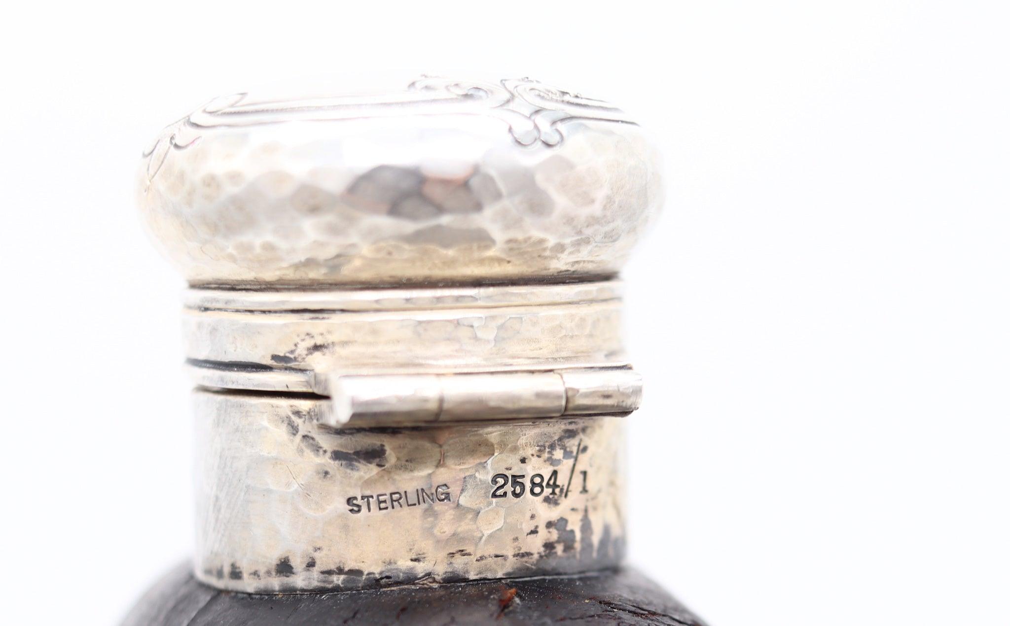 GORHAM 1900 Large Liquor Flask In Clear Glass, Hammered .925 Sterling & Leather In Good Condition For Sale In Miami, FL