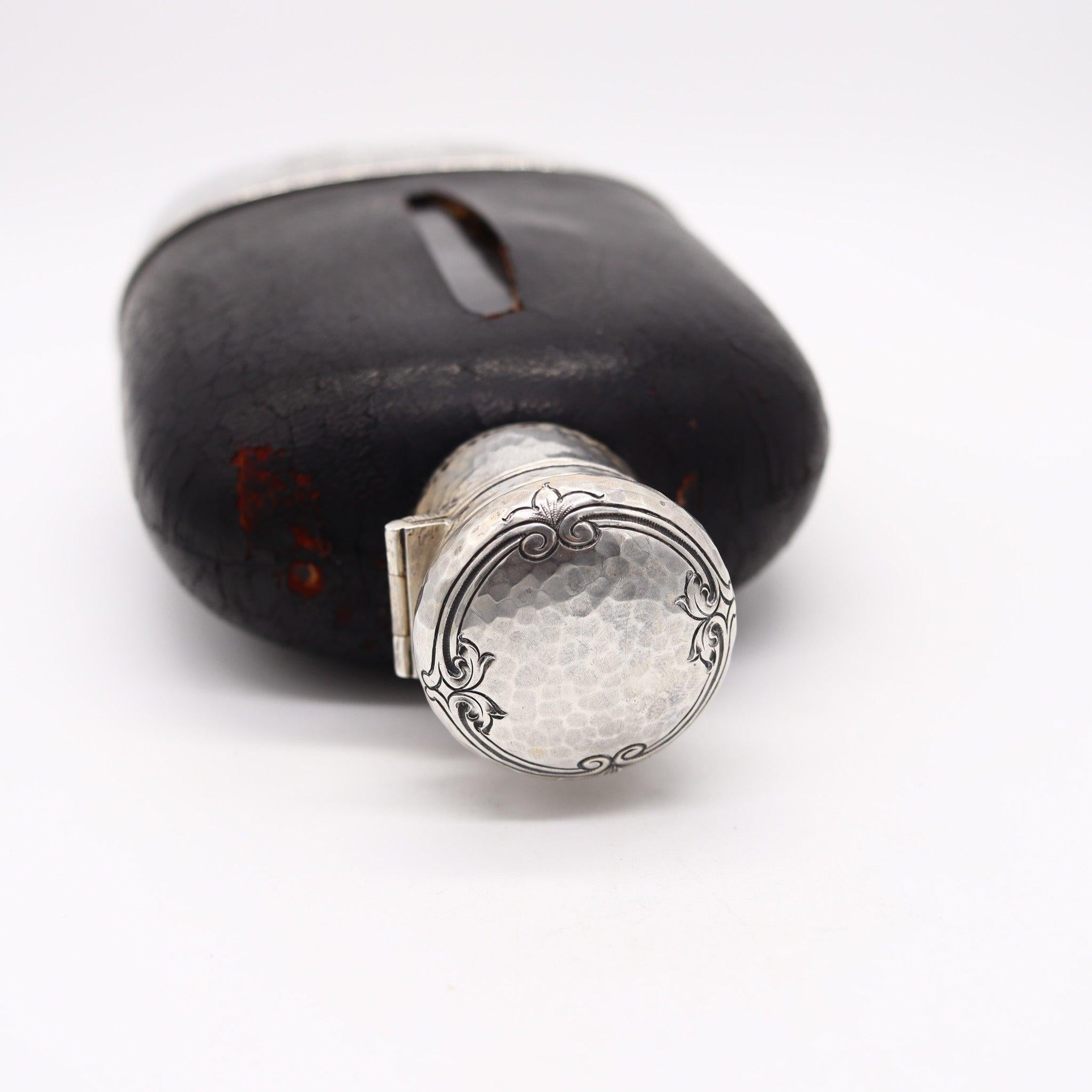 Early 20th Century GORHAM 1900 Large Liquor Flask In Clear Glass, Hammered .925 Sterling & Leather For Sale